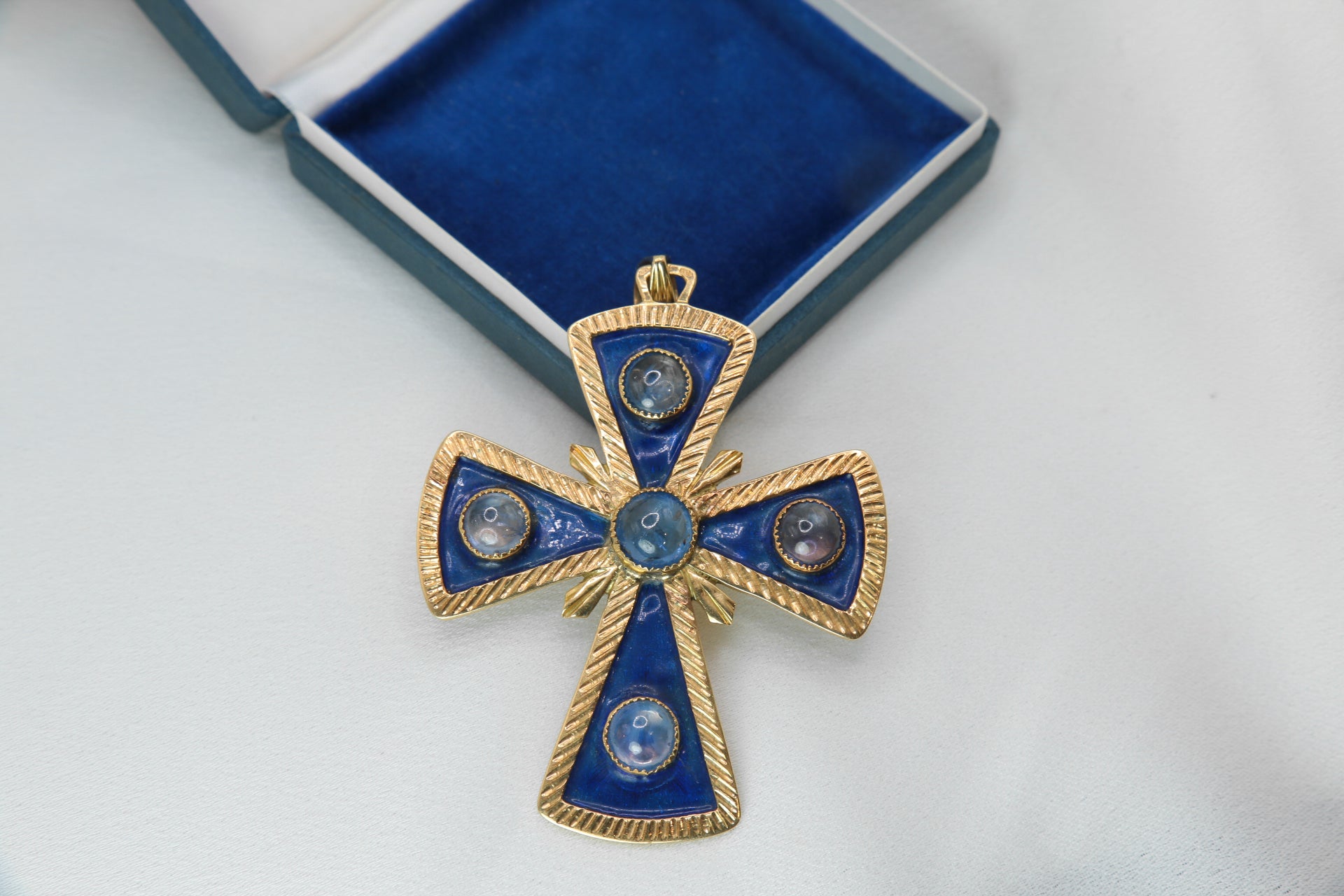 Pendentif croix pectorale vintage en or, émail et saphirs