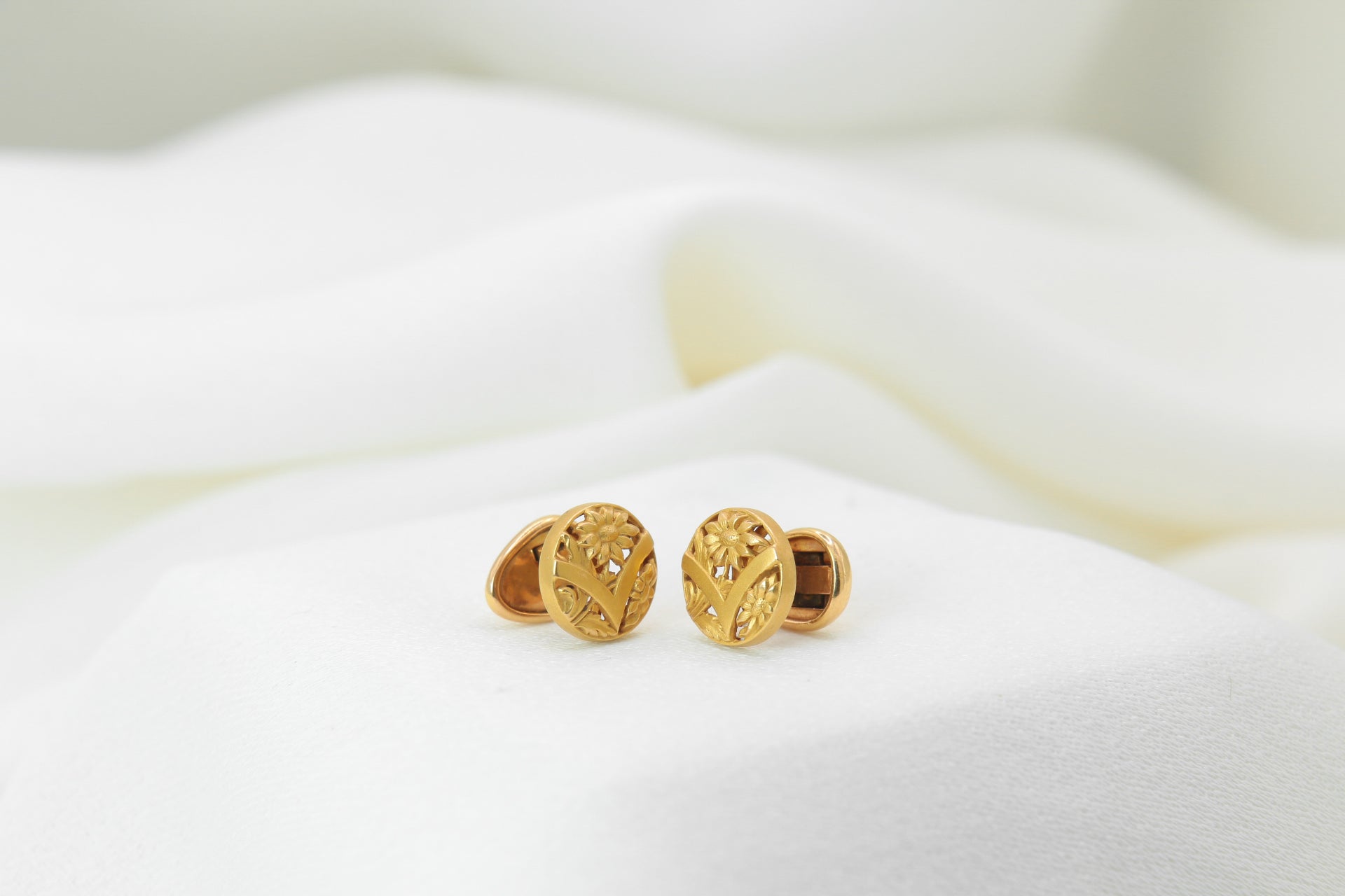 Art Nouveau Collar Buttons Flowers in Gold