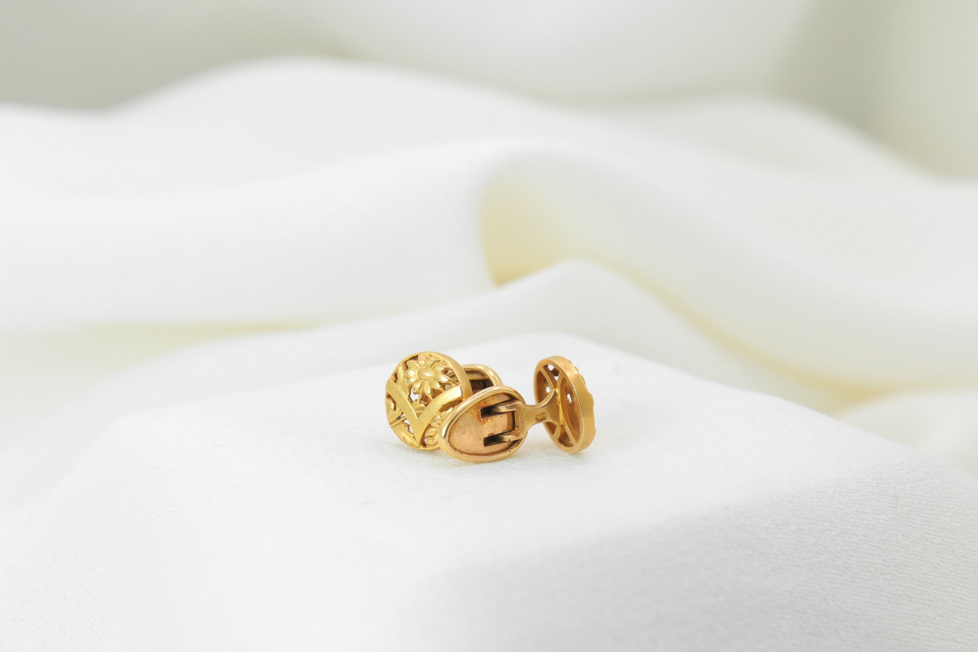 Art Nouveau Collar Buttons Flowers in Gold