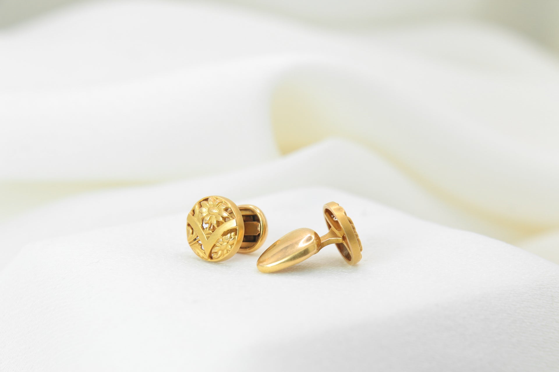 Art Nouveau Collar Buttons Flowers in Gold