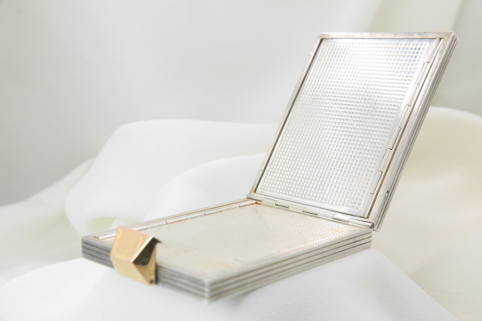 BOUCHERON Poudrier Paris argent or saphirs