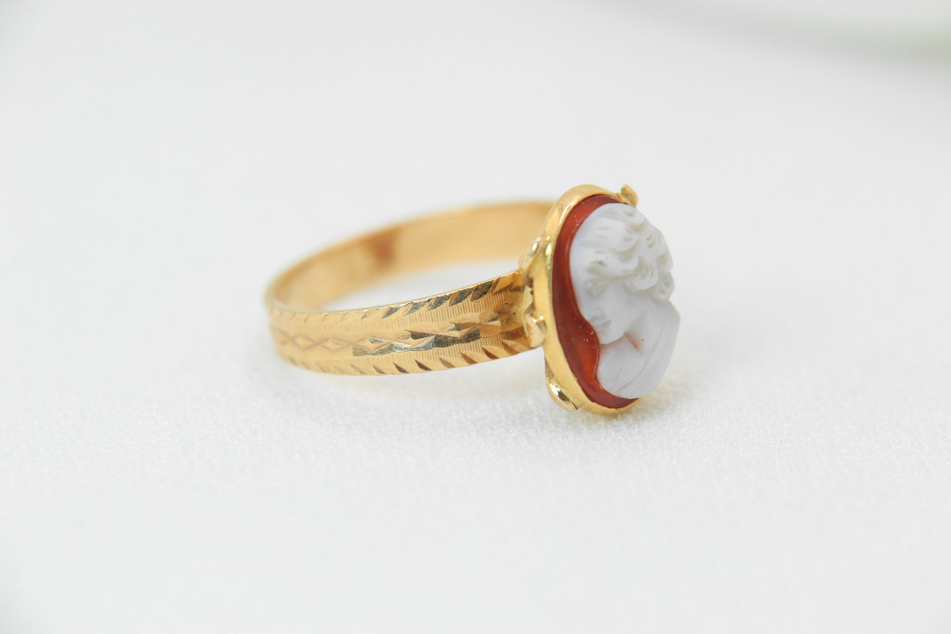 Vintage ring in yellow gold and shell cameo