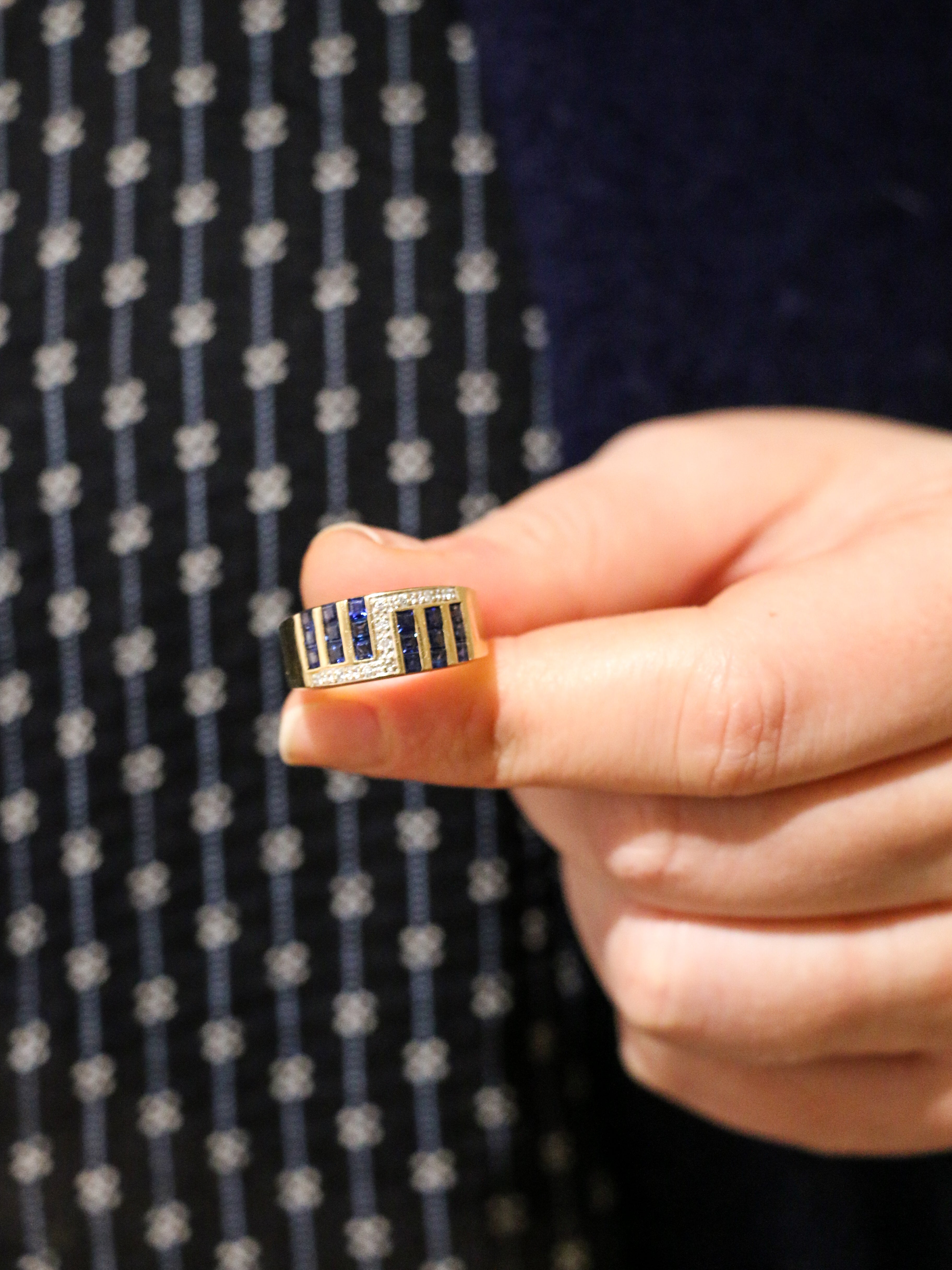 Bague vintage géométrique en or, saphirs et diamants