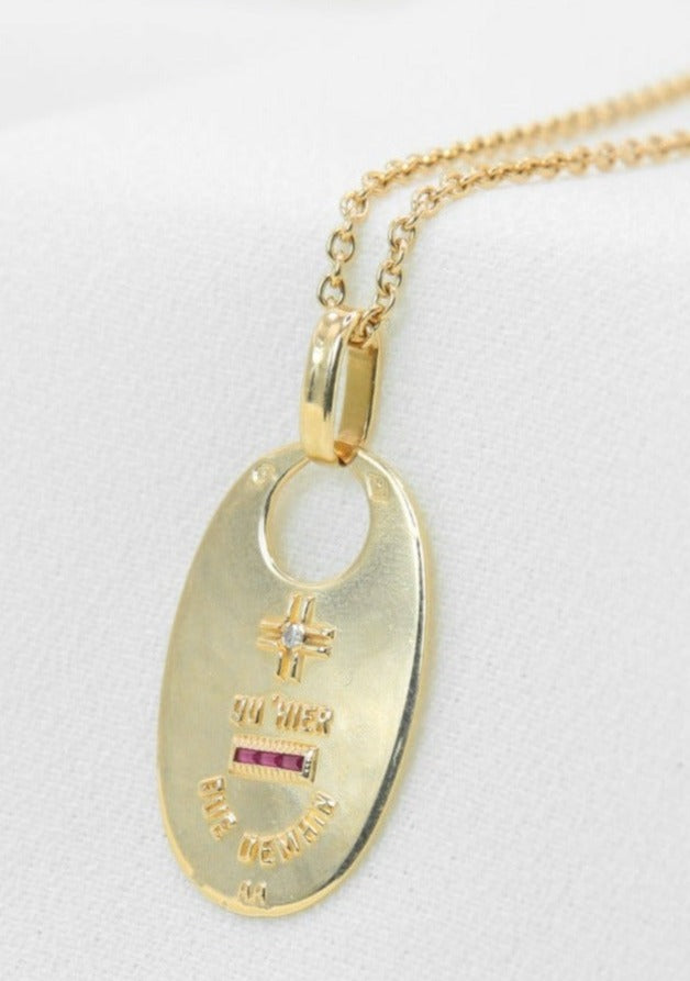 Médaille Amour Ovale A.Augis, Plus qu’hier moins que demain - Or 18k, Diamant et Rubis - ca 1950