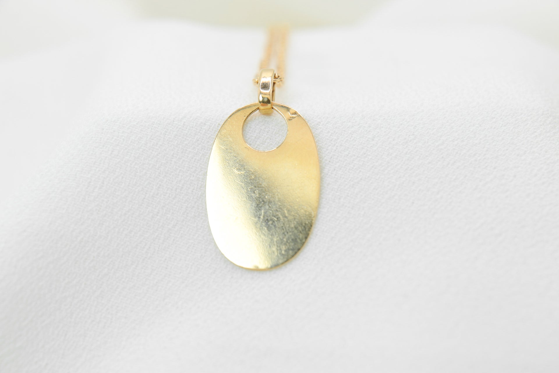 Médaille Amour Ovale A.Augis, Plus qu’hier moins que demain - Or 18k, Diamant et Rubis - ca 1950