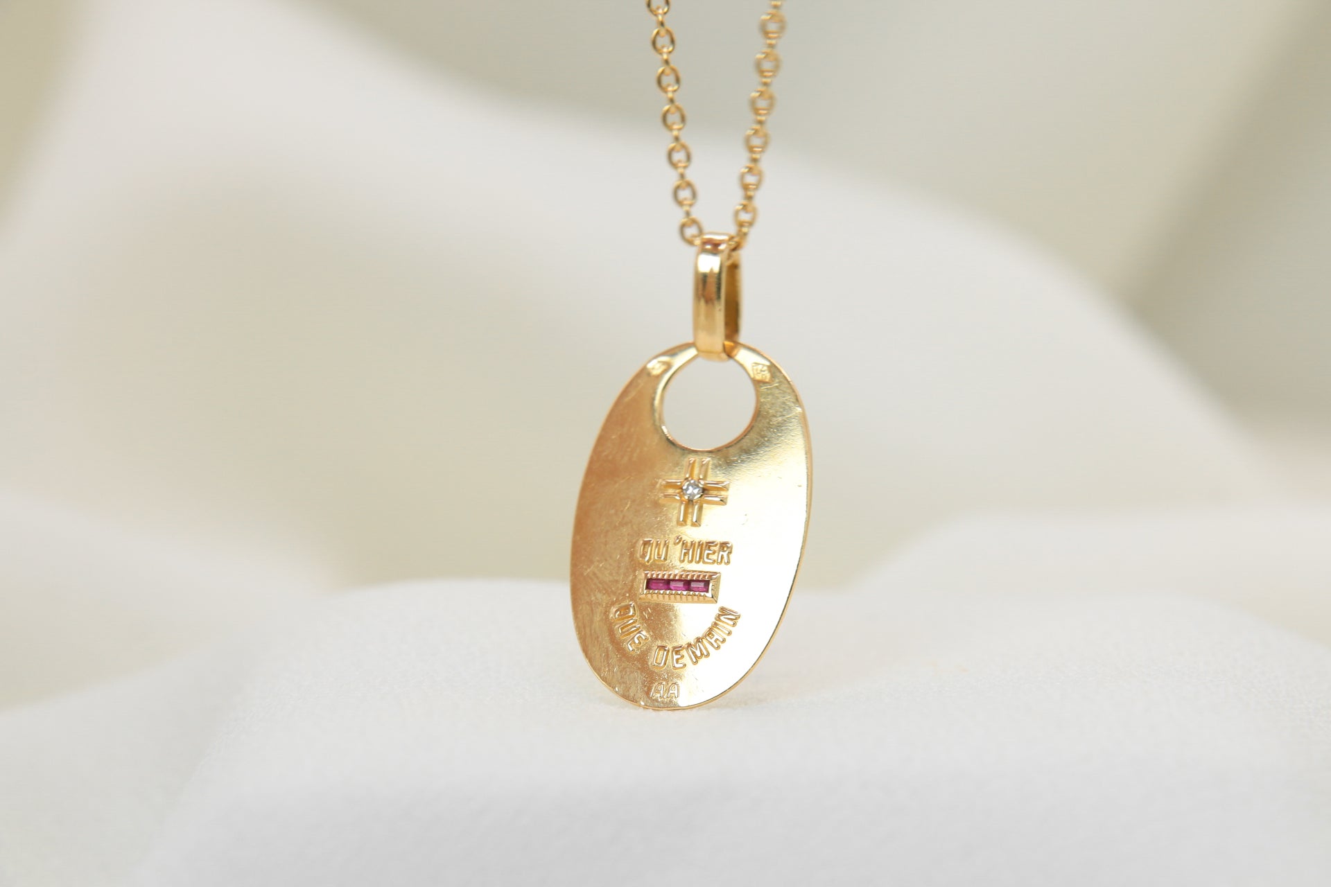 Médaille Amour Ovale A.Augis, Plus qu’hier moins que demain - Or 18k, Diamant et Rubis - ca 1950