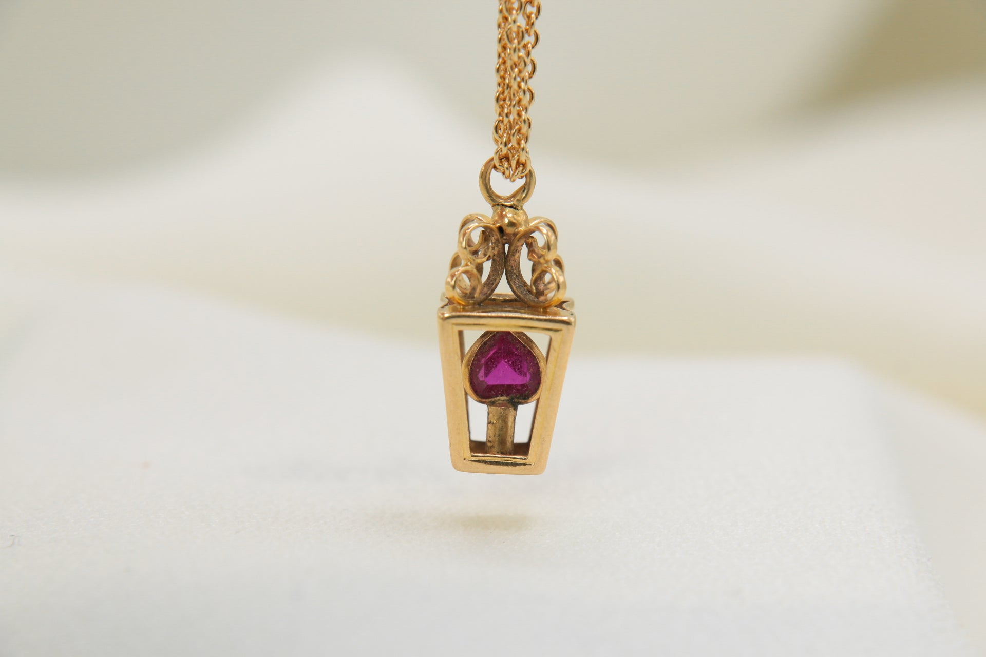 Pendentif Réverbère 1950 en Or et pierre Rouge en forme de Coeur