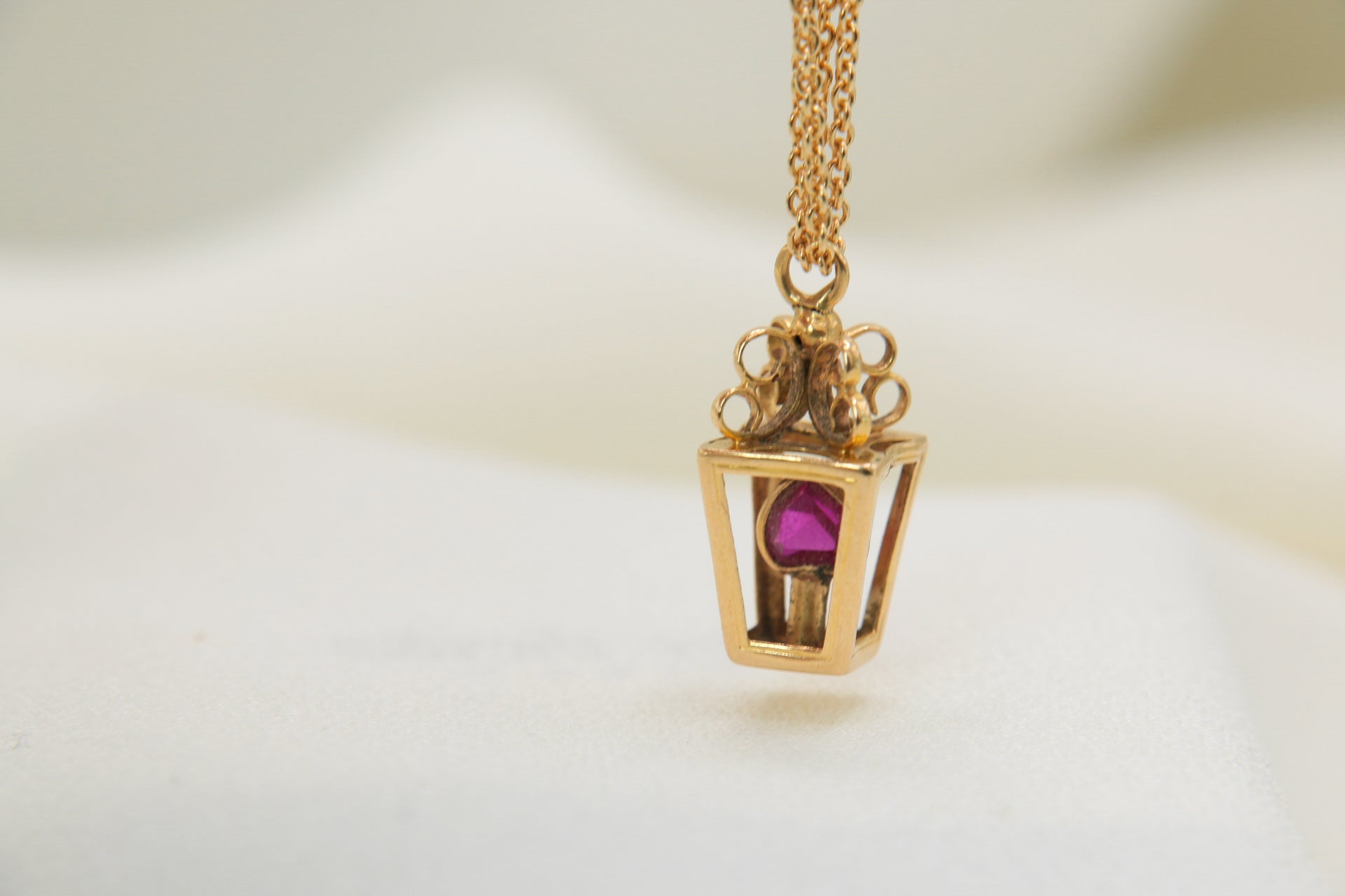 Pendentif Réverbère 1950 en Or et pierre Rouge en forme de Coeur