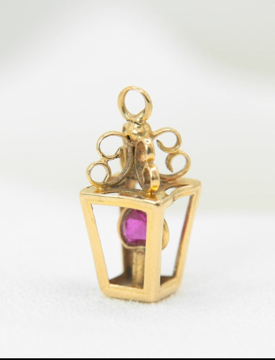 Pendentif Réverbère 1950 en Or et pierre Rouge en forme de Coeur