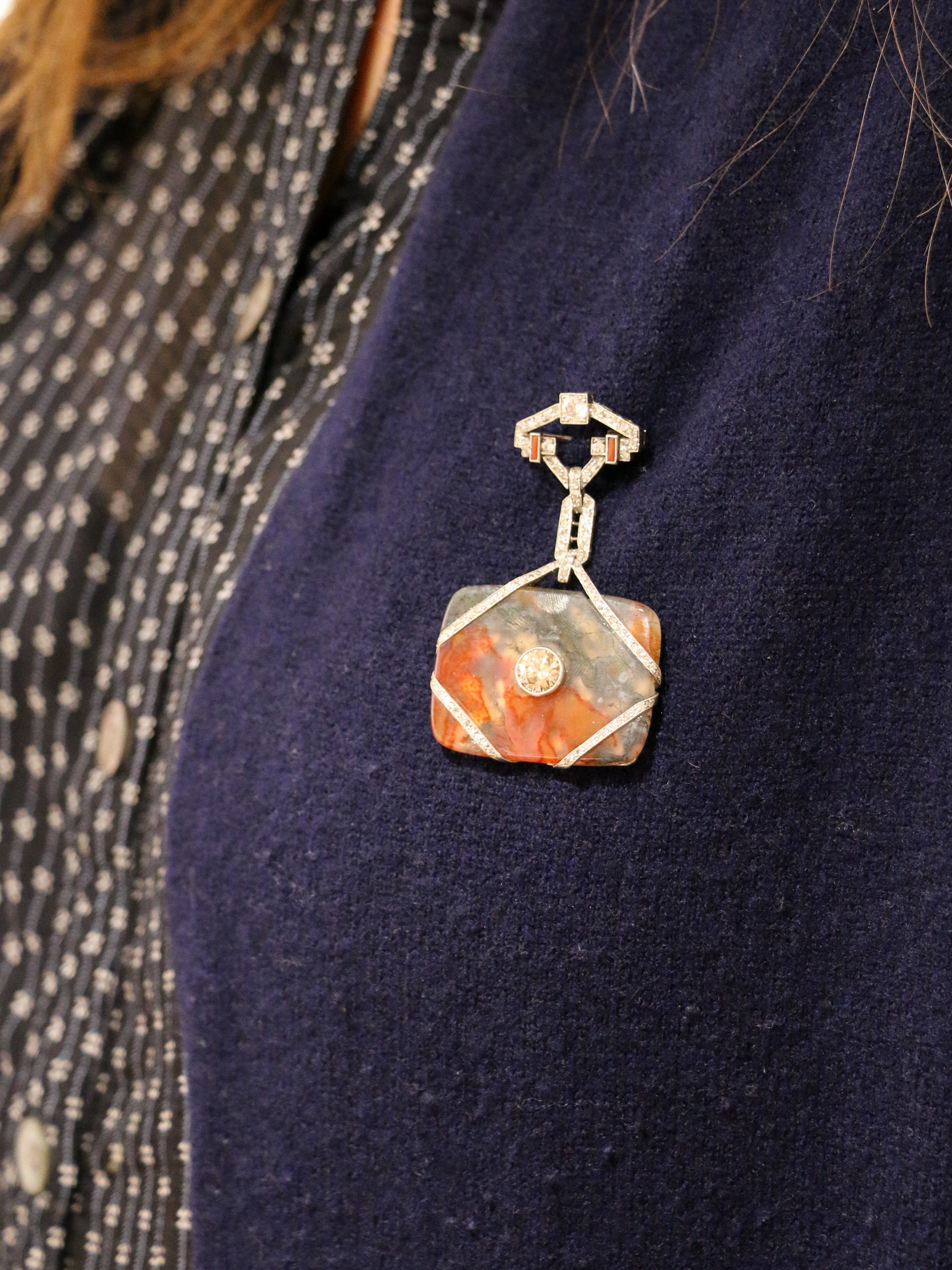 Broche Art-Déco en or, agate, corail et diamants