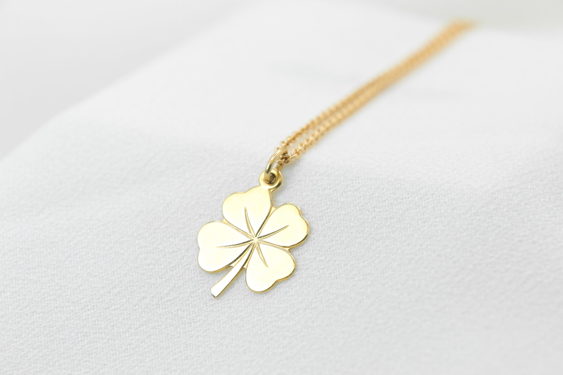 Pendentif Vintage en Or figurant un Trèfle