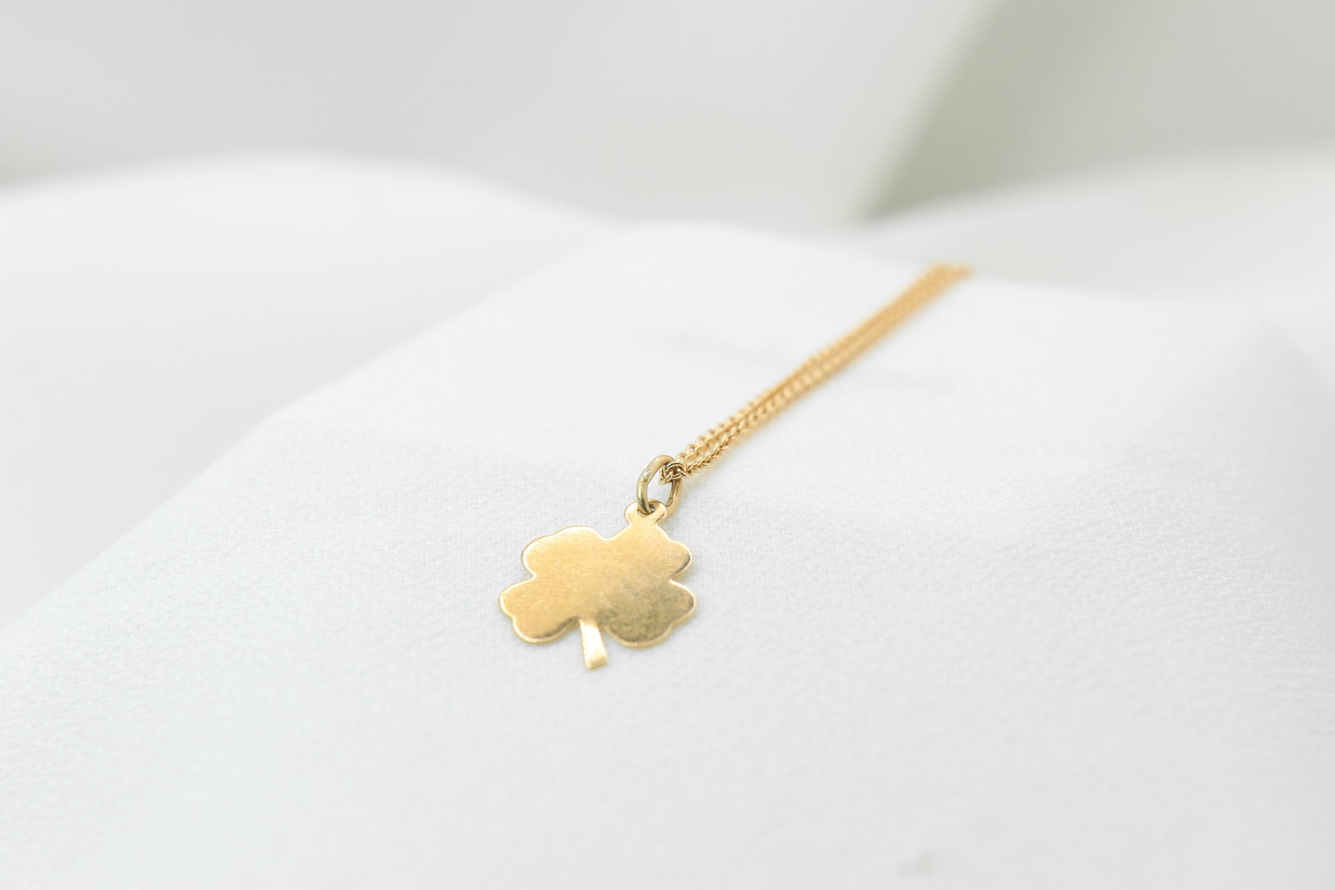 Pendentif Vintage en Or figurant un Trèfle