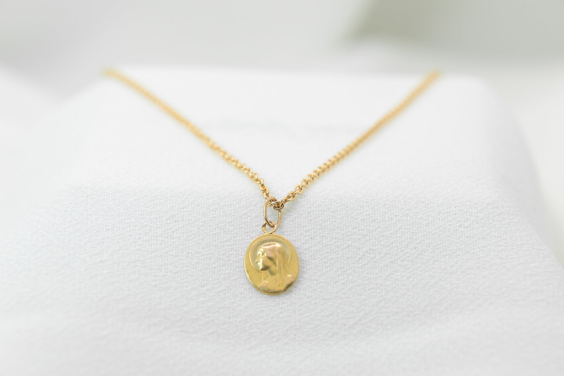 Petite Médaille Ancienne Ovale 1950 en Or figurant la Vierge