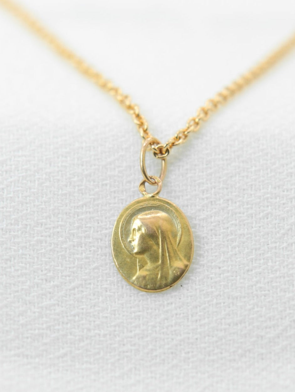 Petite Médaille Ancienne Ovale 1950 en Or figurant la Vierge