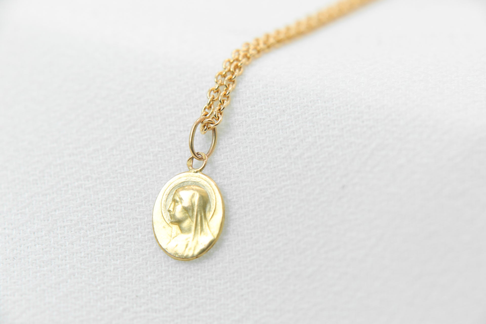 Petite Médaille Ancienne Ovale 1950 en Or figurant la Vierge