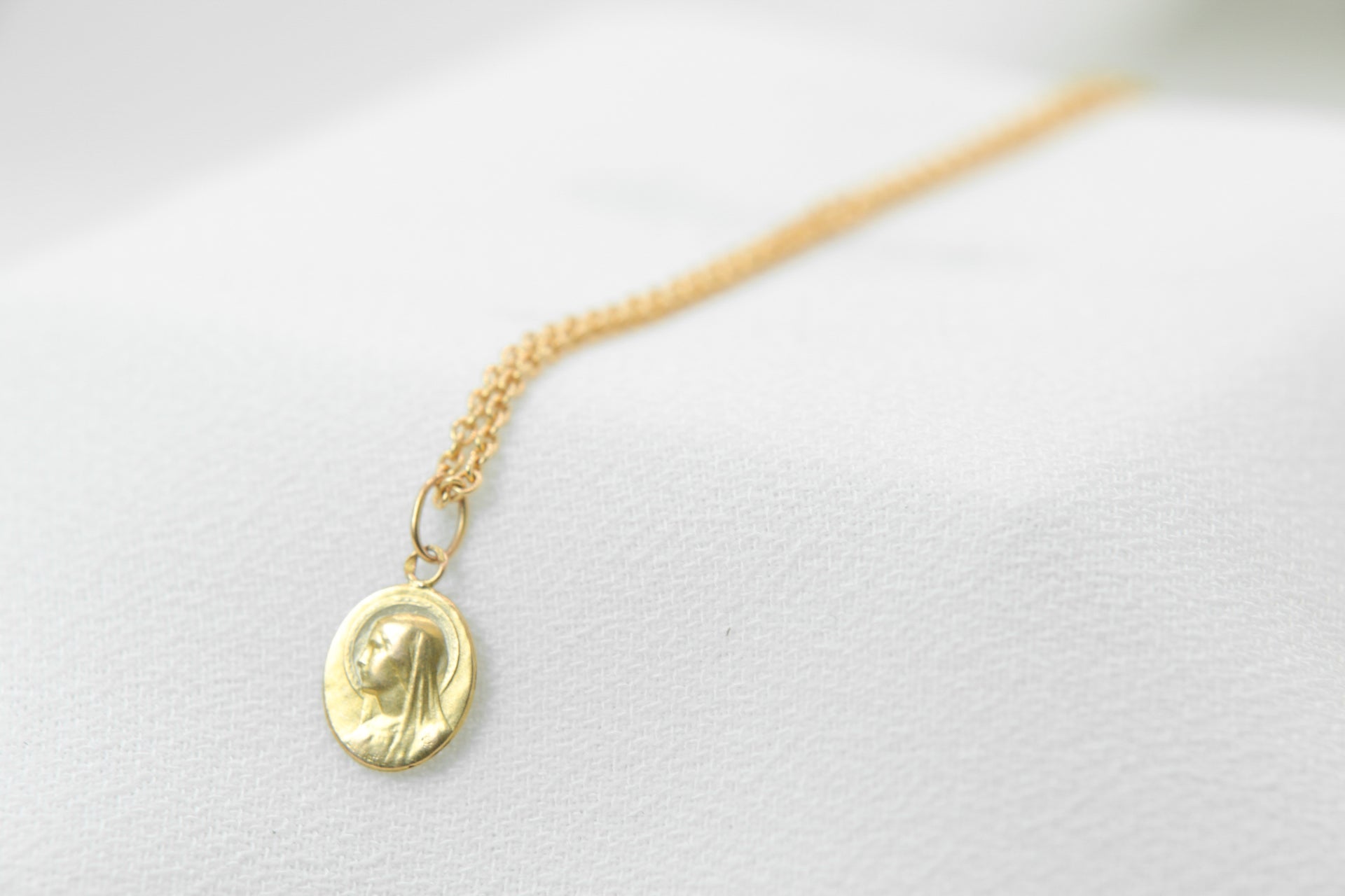 Petite Médaille Ancienne Ovale 1950 en Or figurant la Vierge