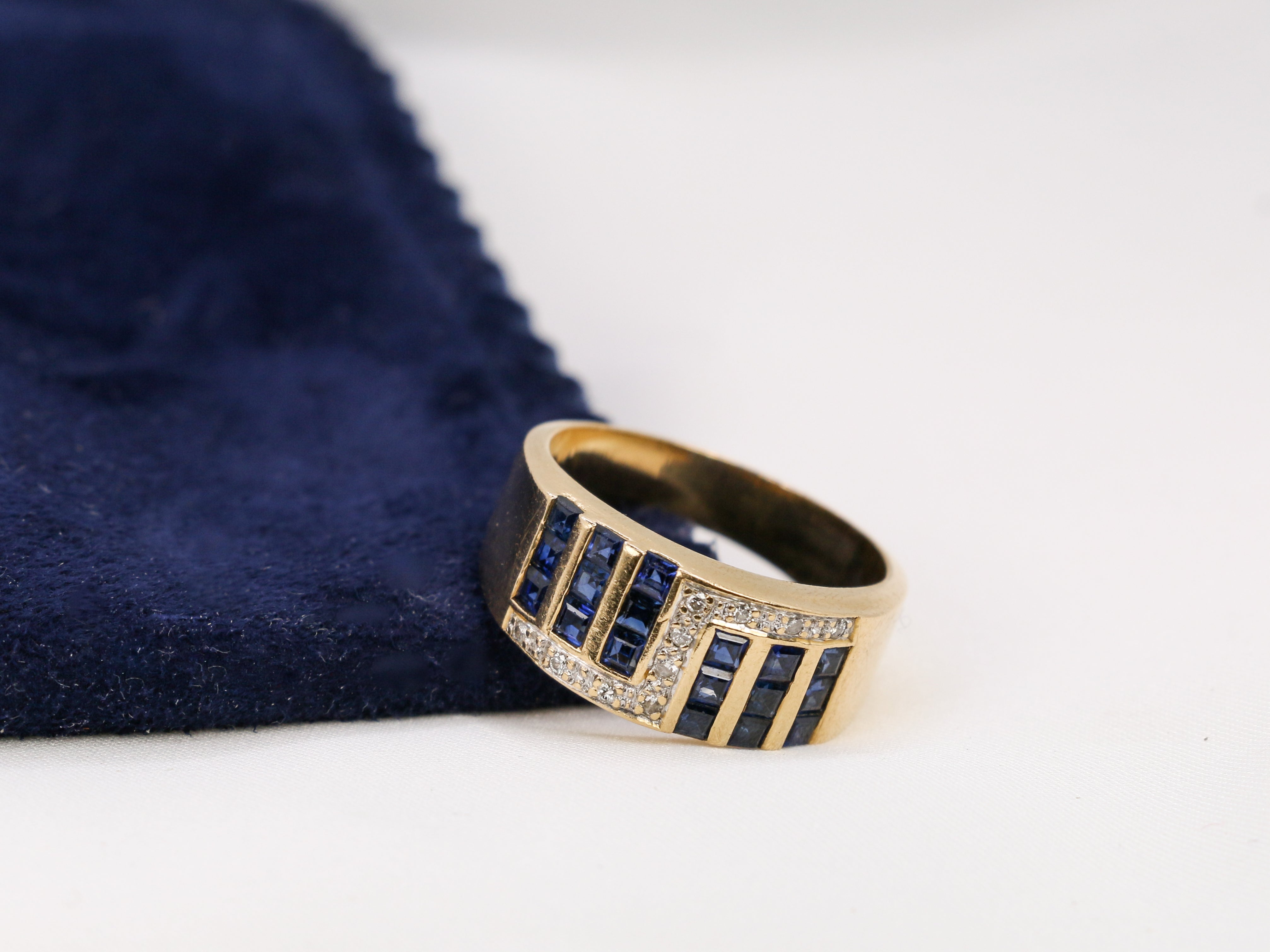 Bague vintage géométrique en or, saphirs et diamants