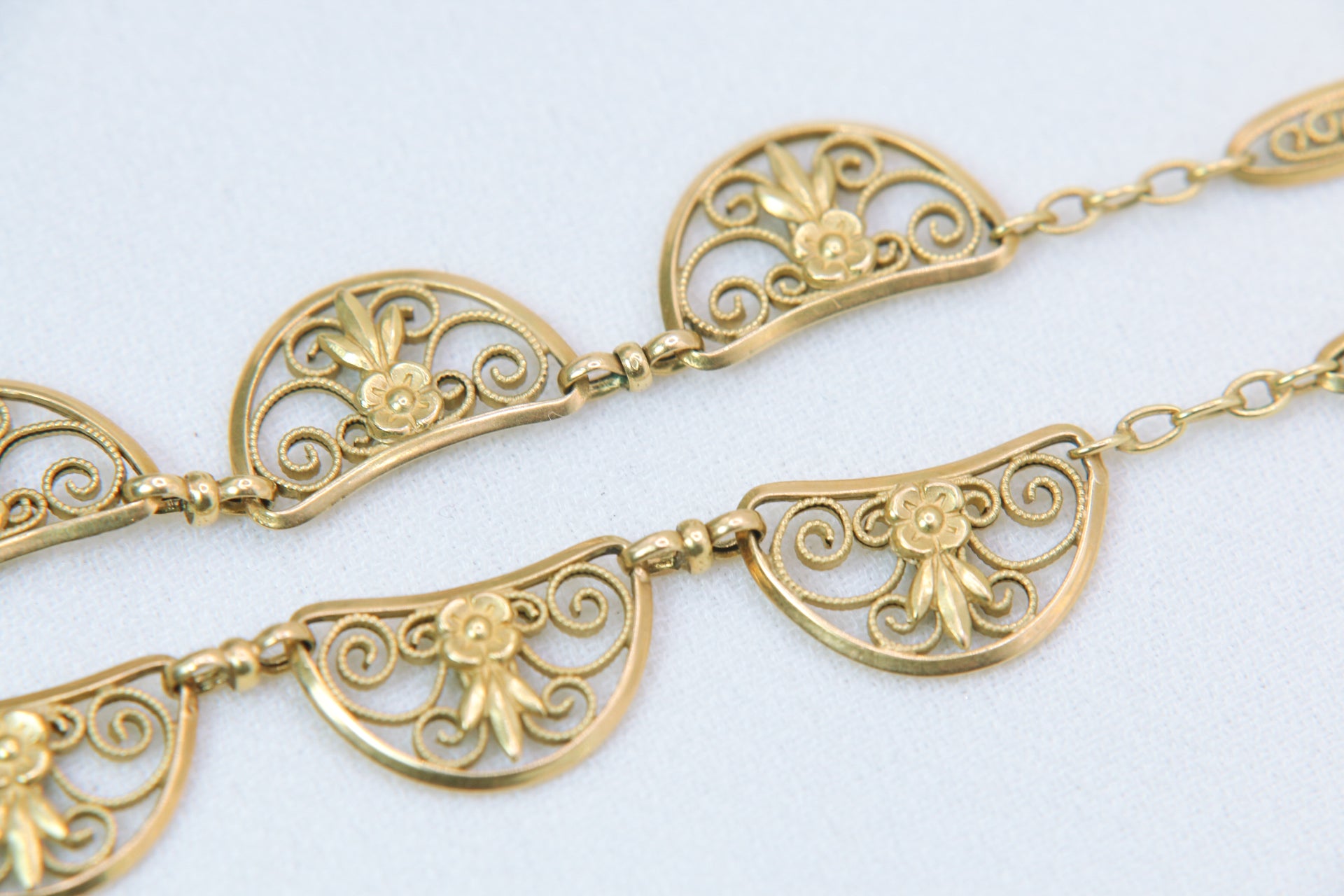 Old filigree mesh necklace in gold