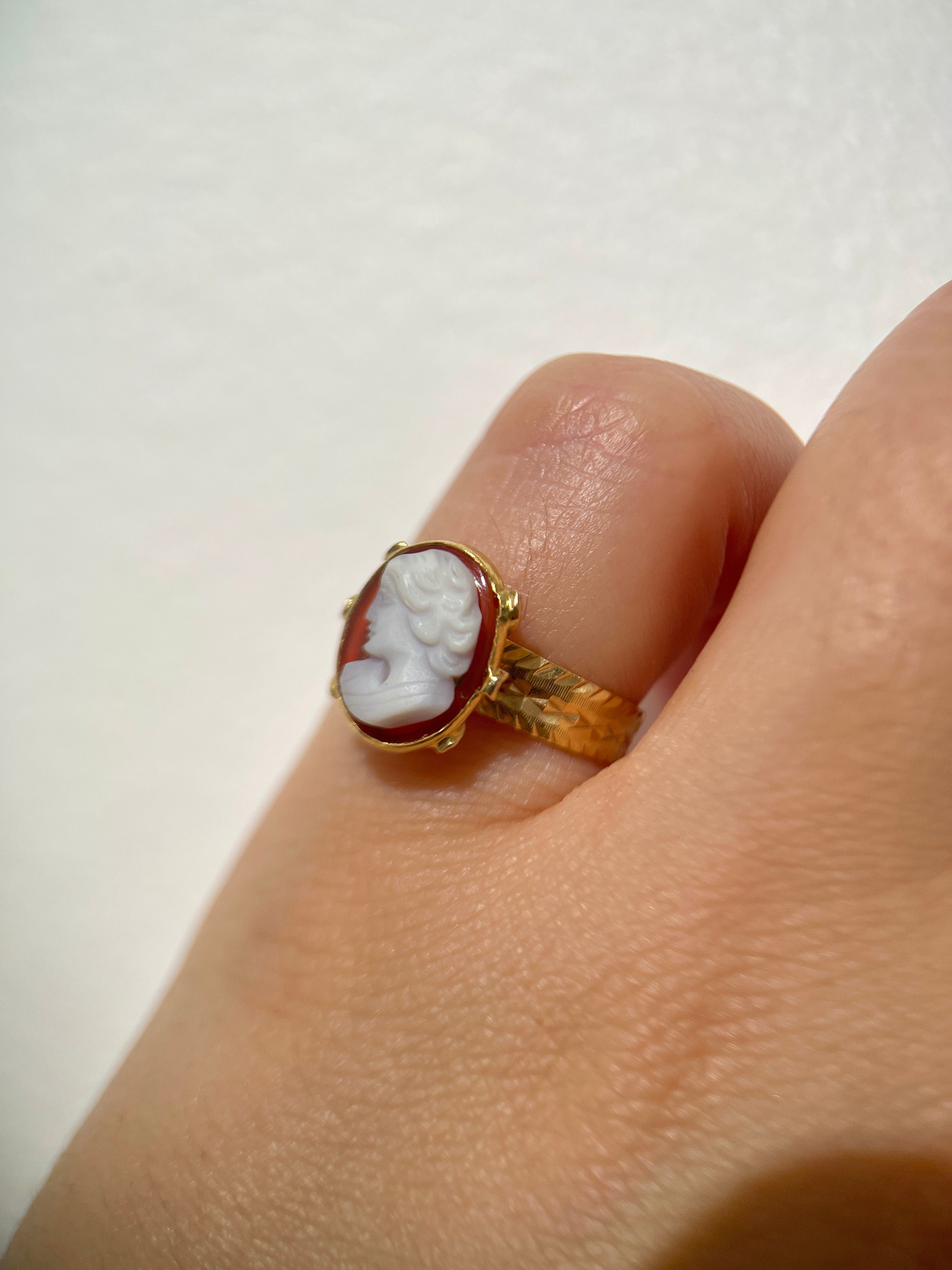 Vintage ring in yellow gold and shell cameo