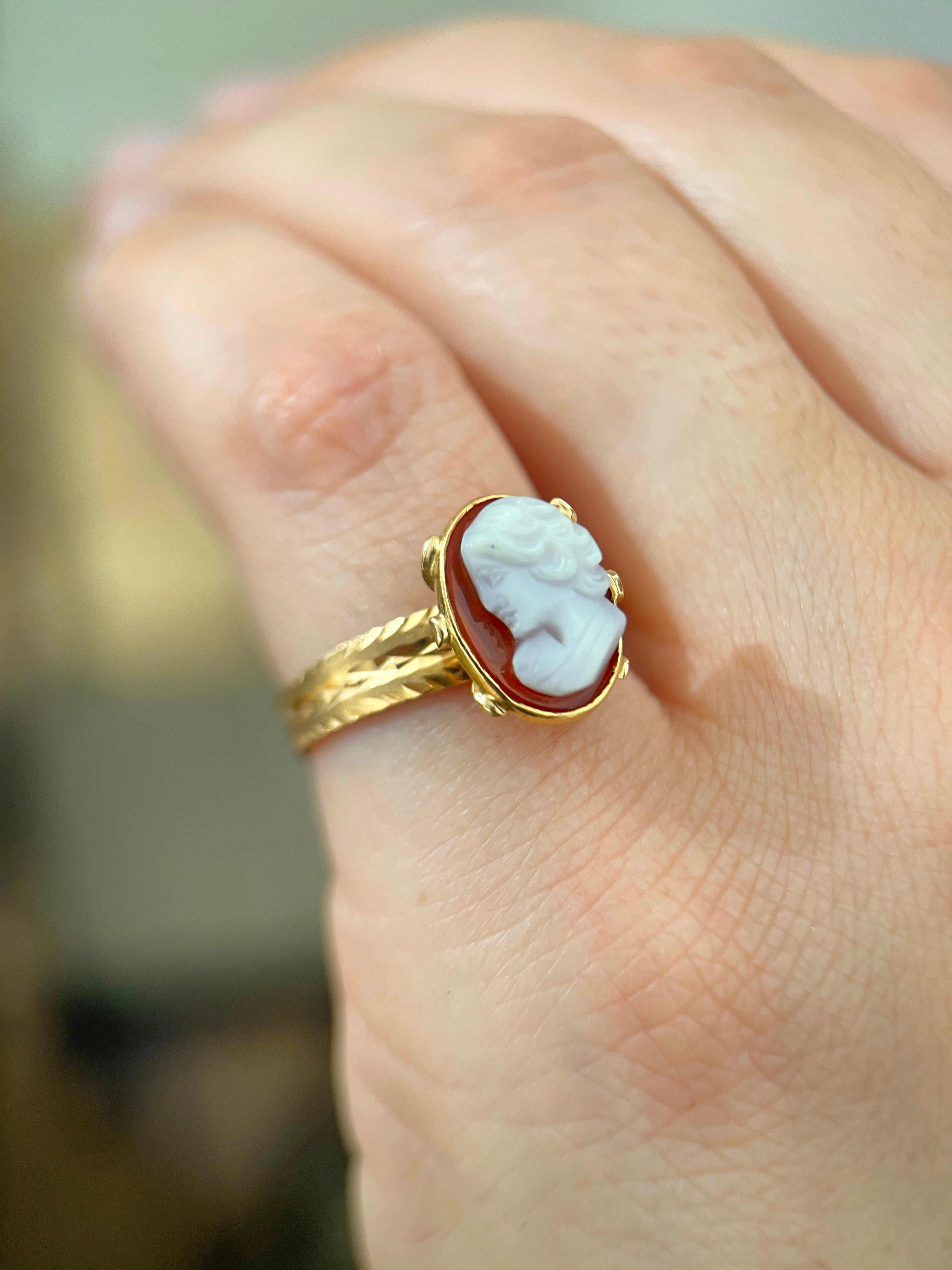 Vintage ring in yellow gold and shell cameo