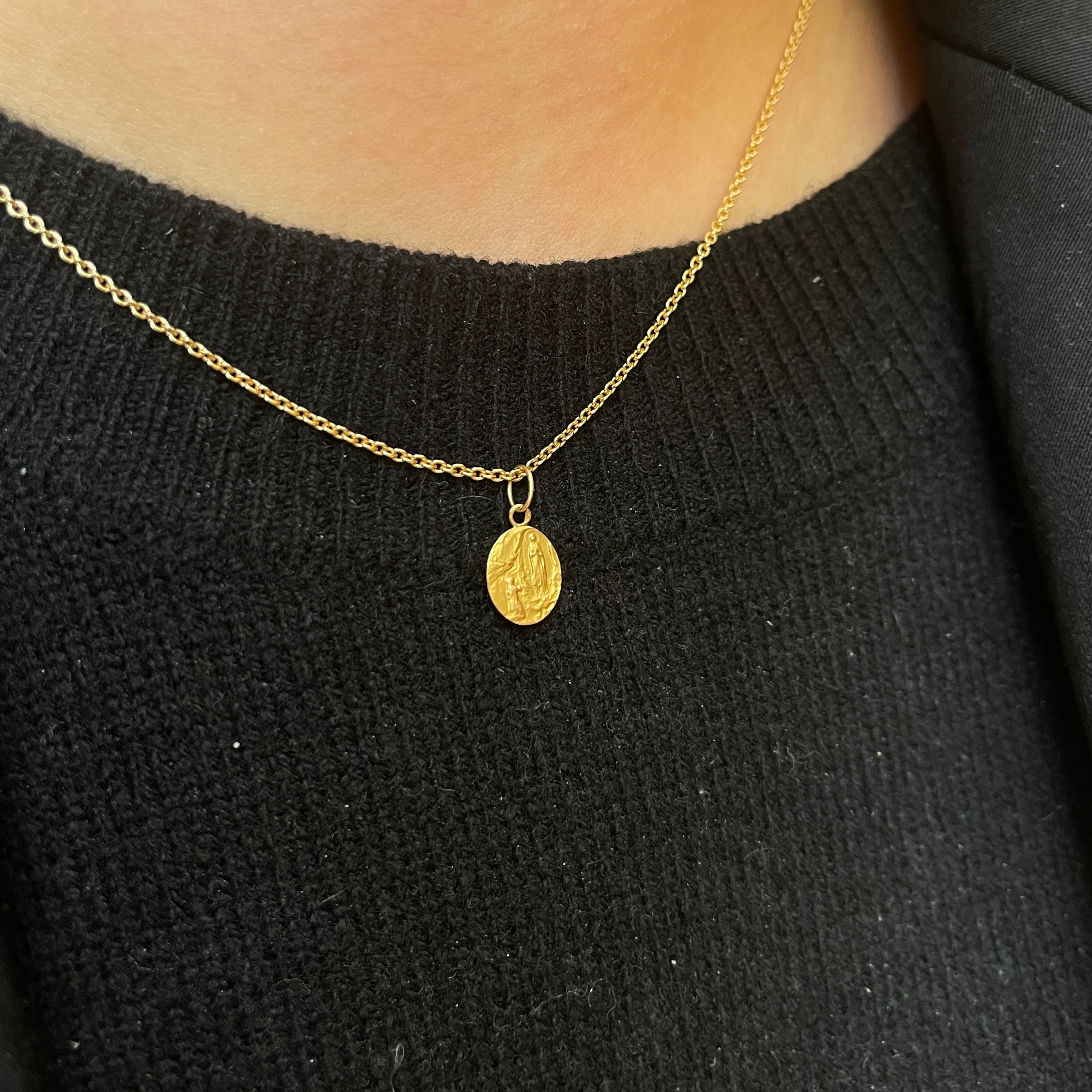 Petite Médaille Ancienne Ovale 1950 en Or figurant la Vierge