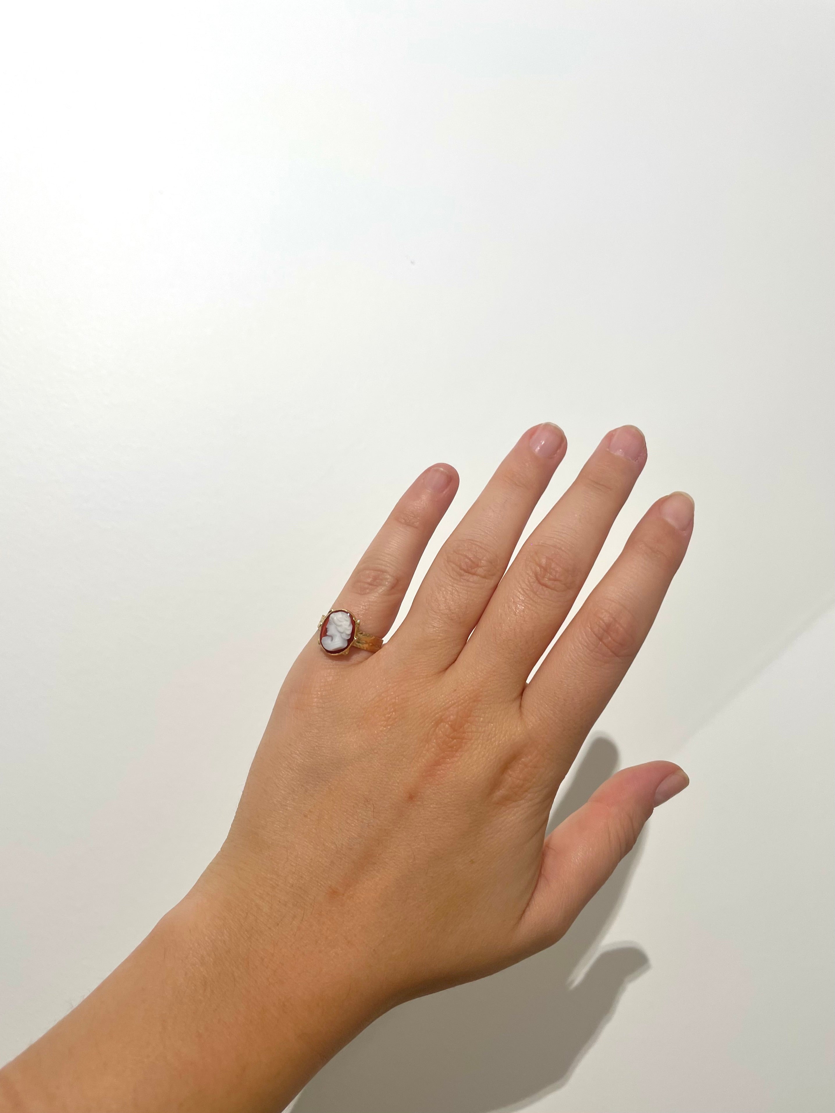 Vintage ring in yellow gold and shell cameo