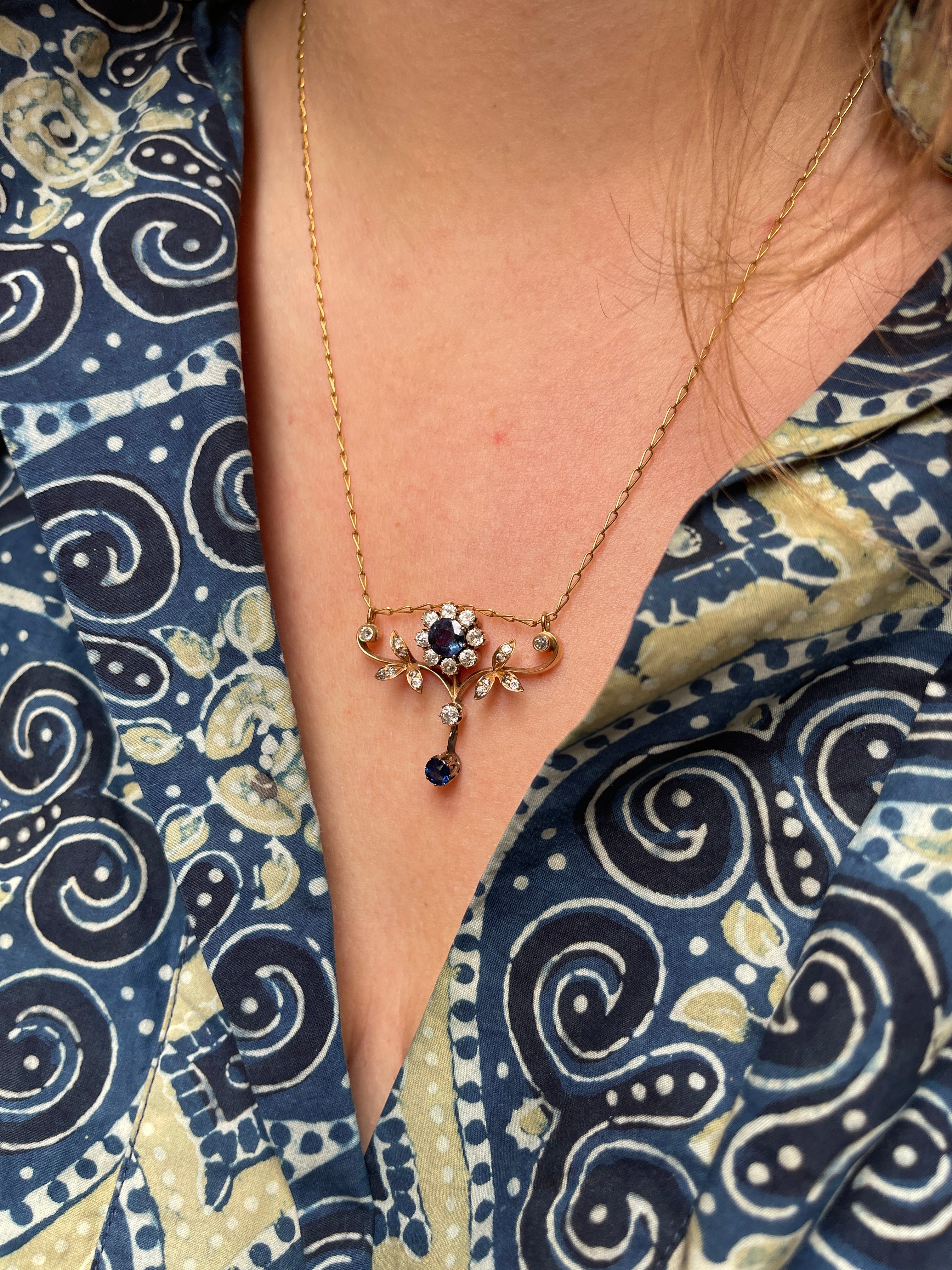 Collier Art Nouveau Fleur en or, saphirs et diamants