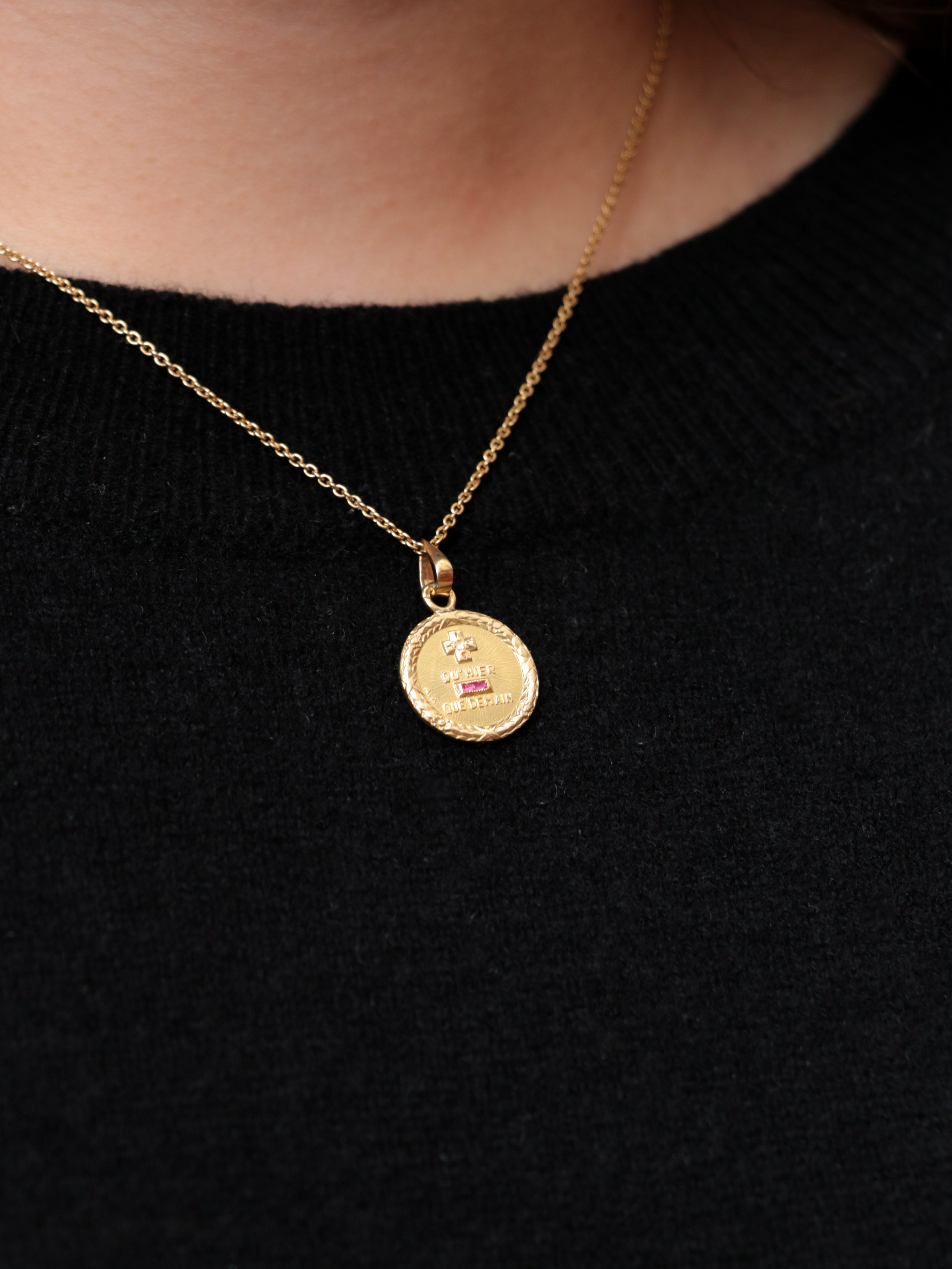 Médaille Amour Augis Plus hier Moins demain en or, diamant et rubis