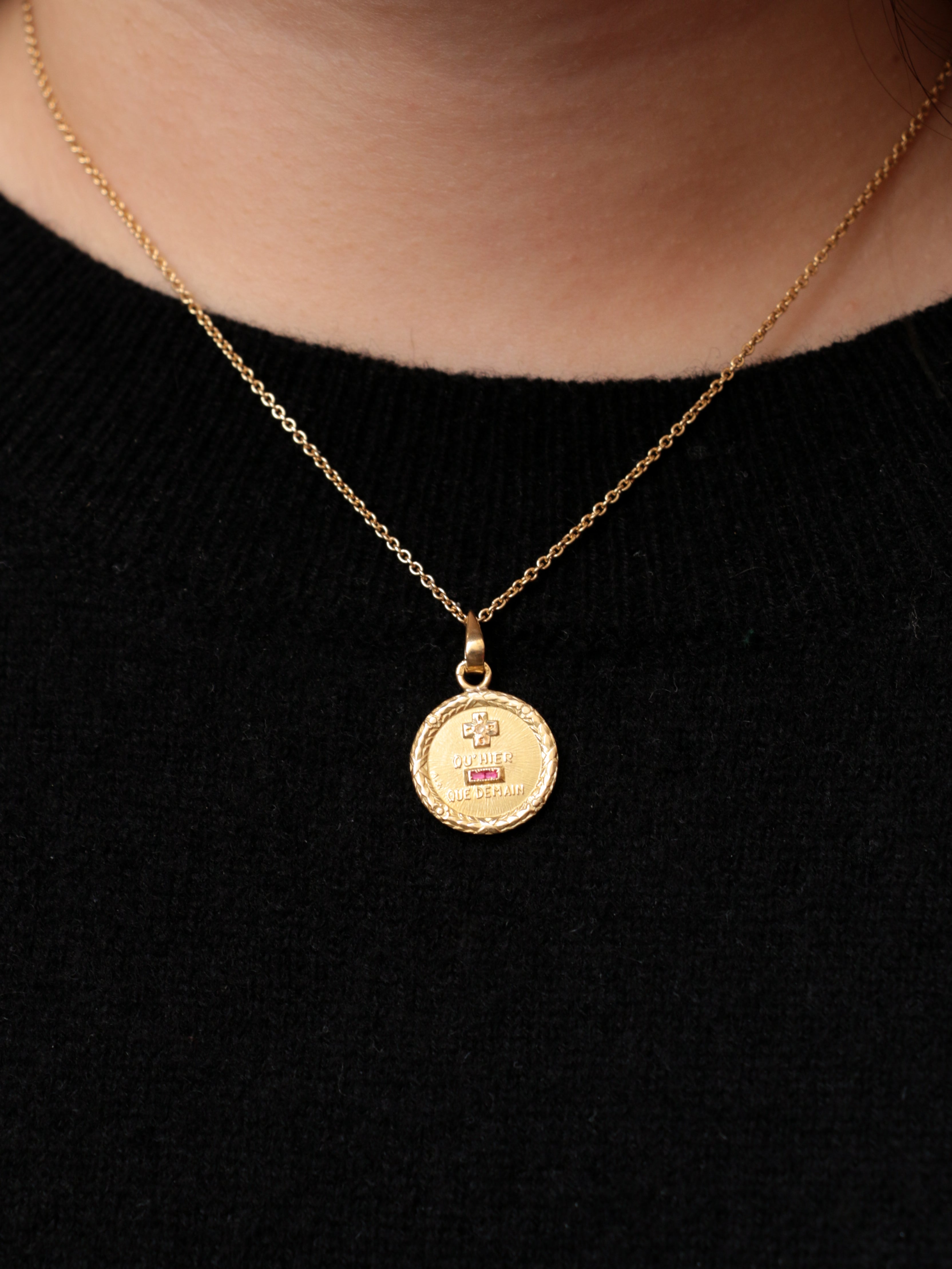 Médaille Amour Augis Plus hier Moins demain en or, diamant et rubis