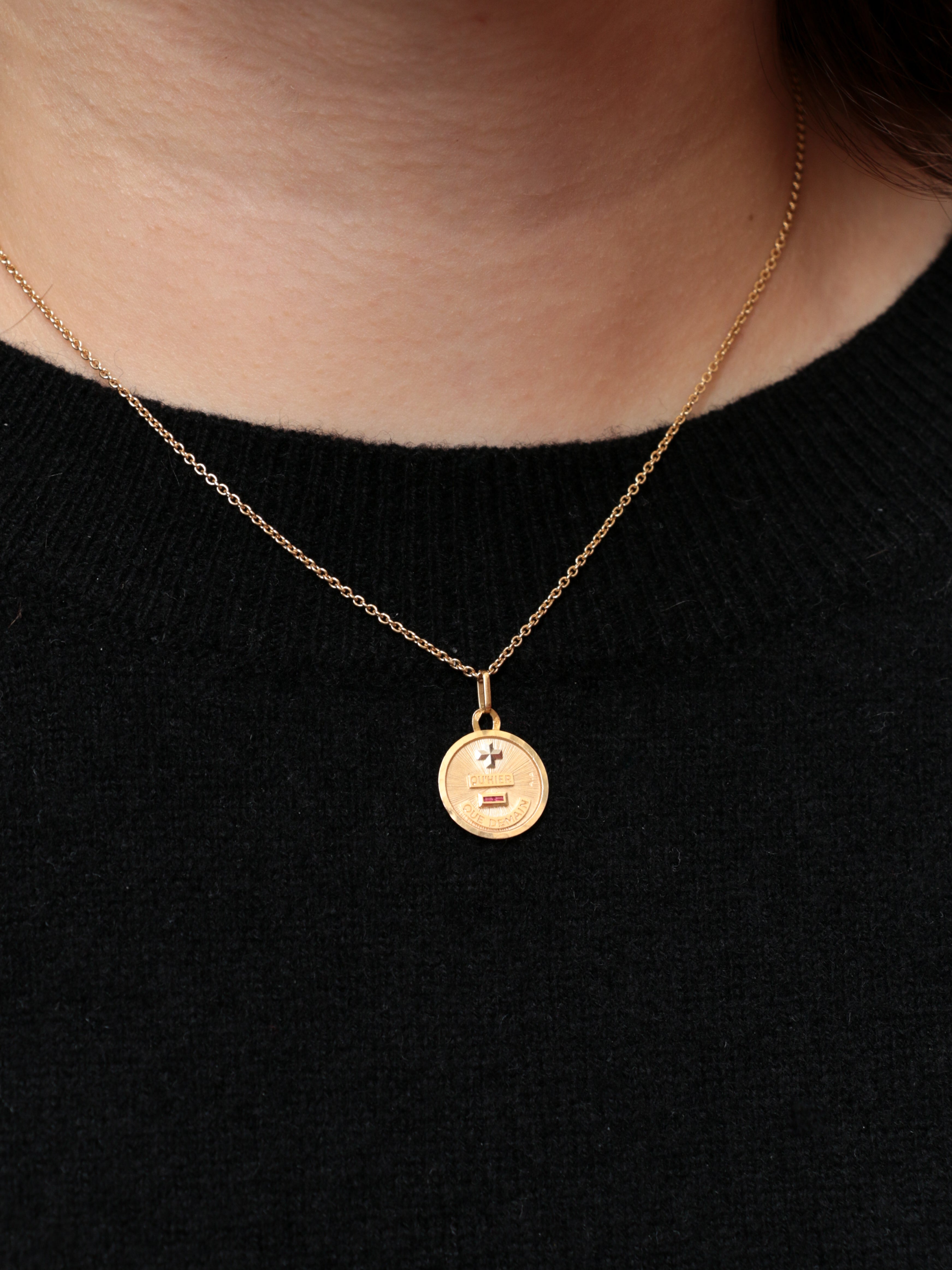 Médaille amour Augis petit modèle en or et rubis