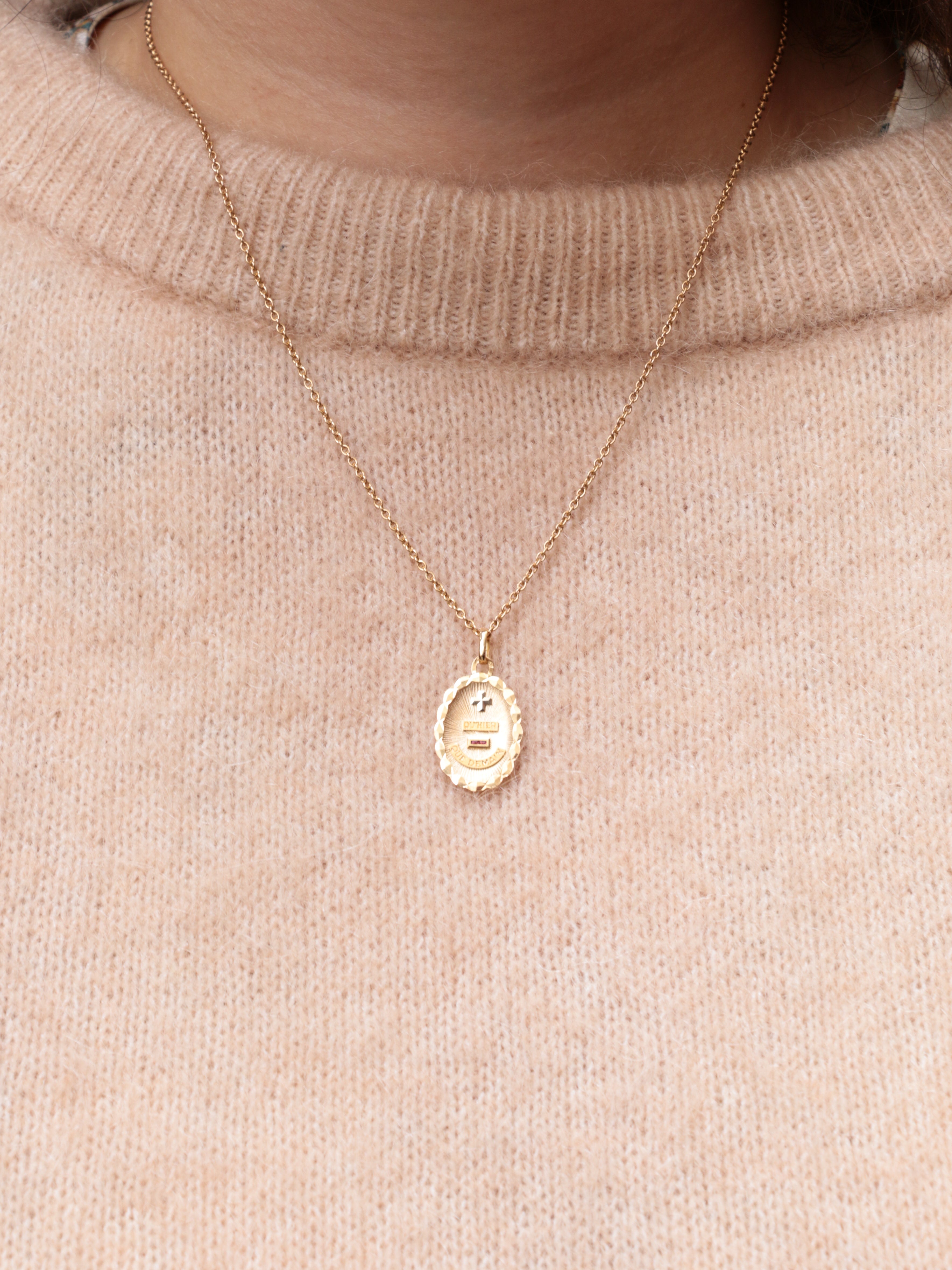 Médaille amour Augis ovale Plus Hier Moins Demain en or et rubis