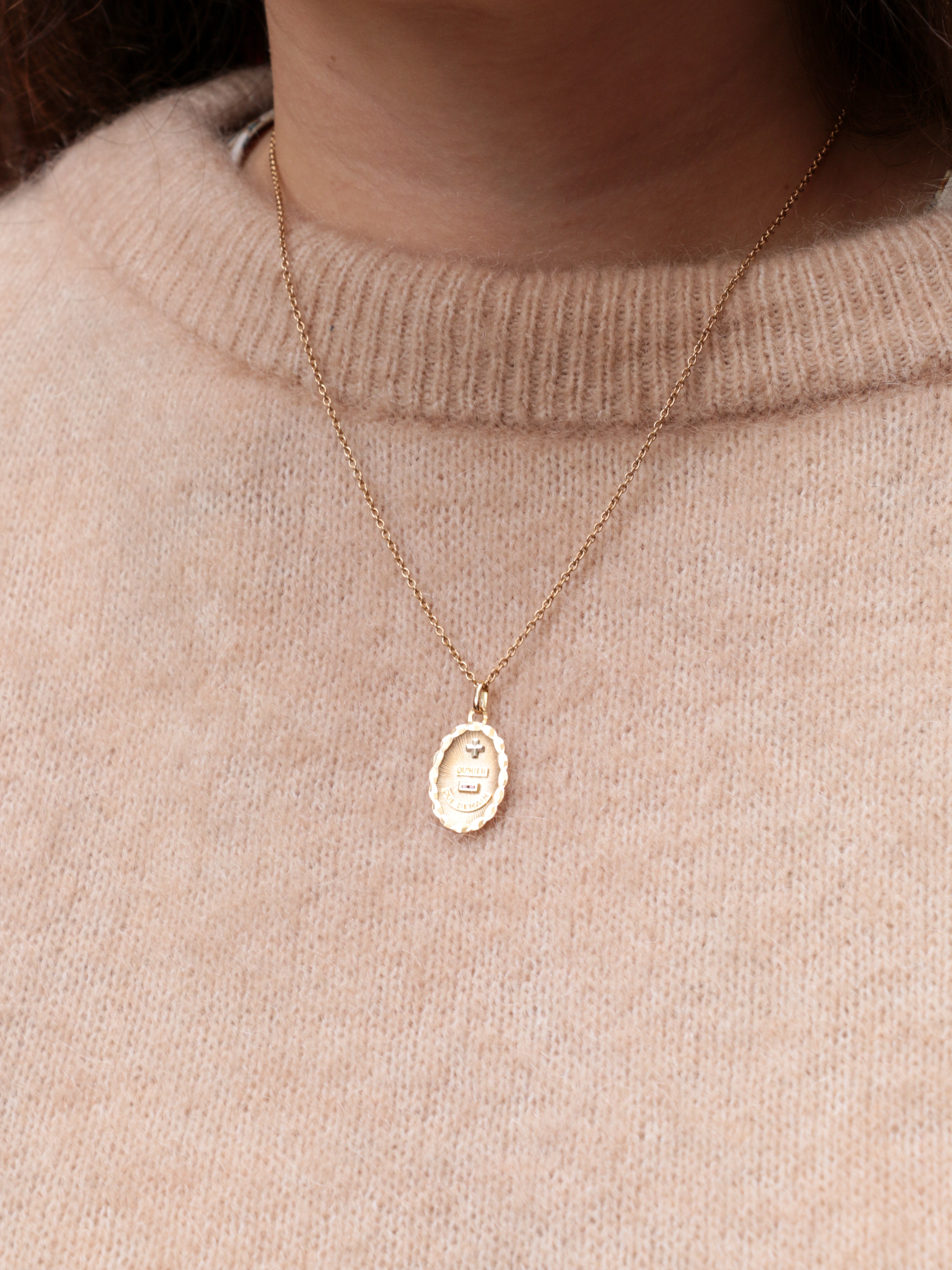 Médaille amour Augis ovale Plus Hier Moins Demain en or et rubis