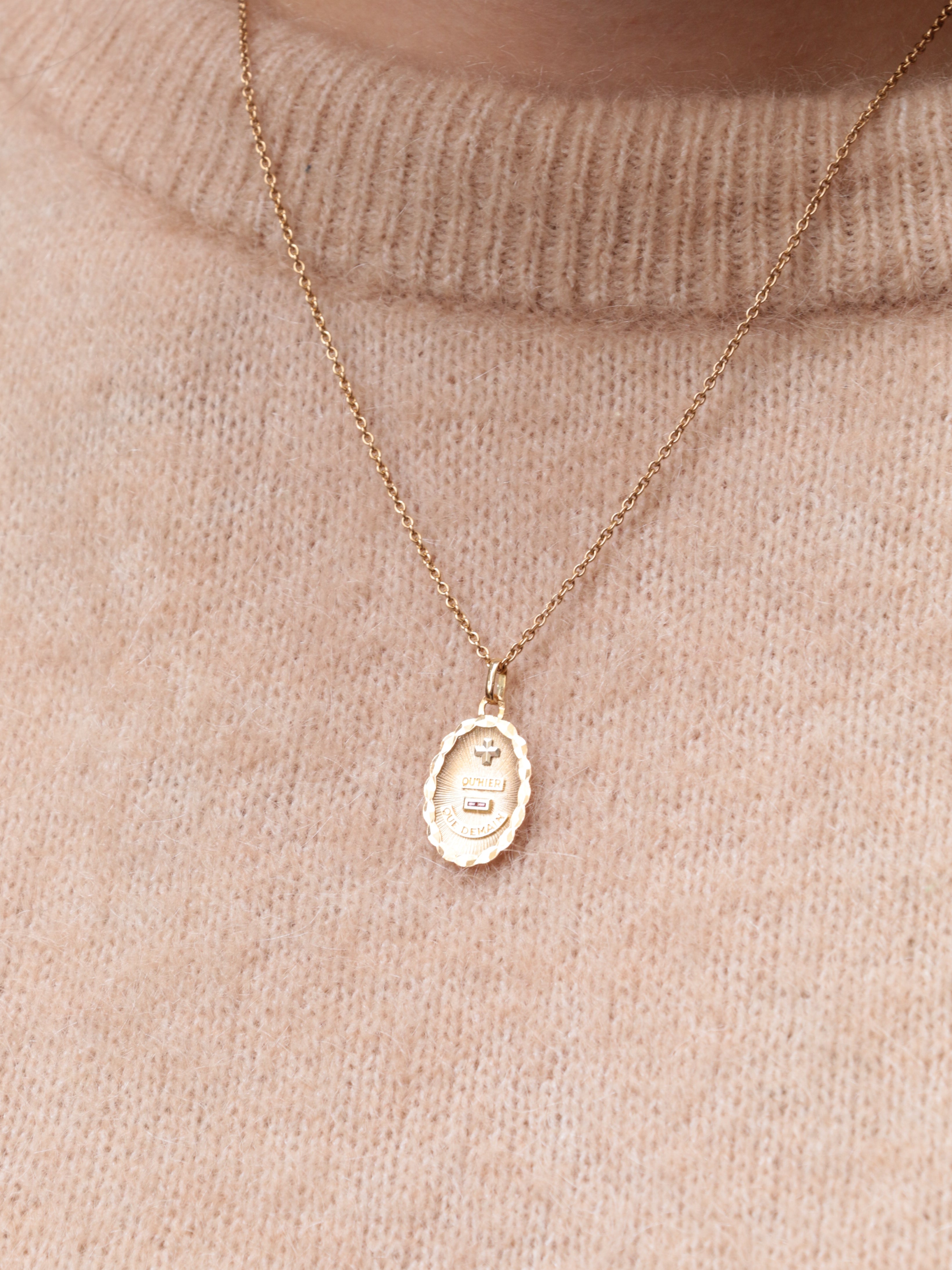 Médaille amour Augis ovale Plus Hier Moins Demain en or et rubis