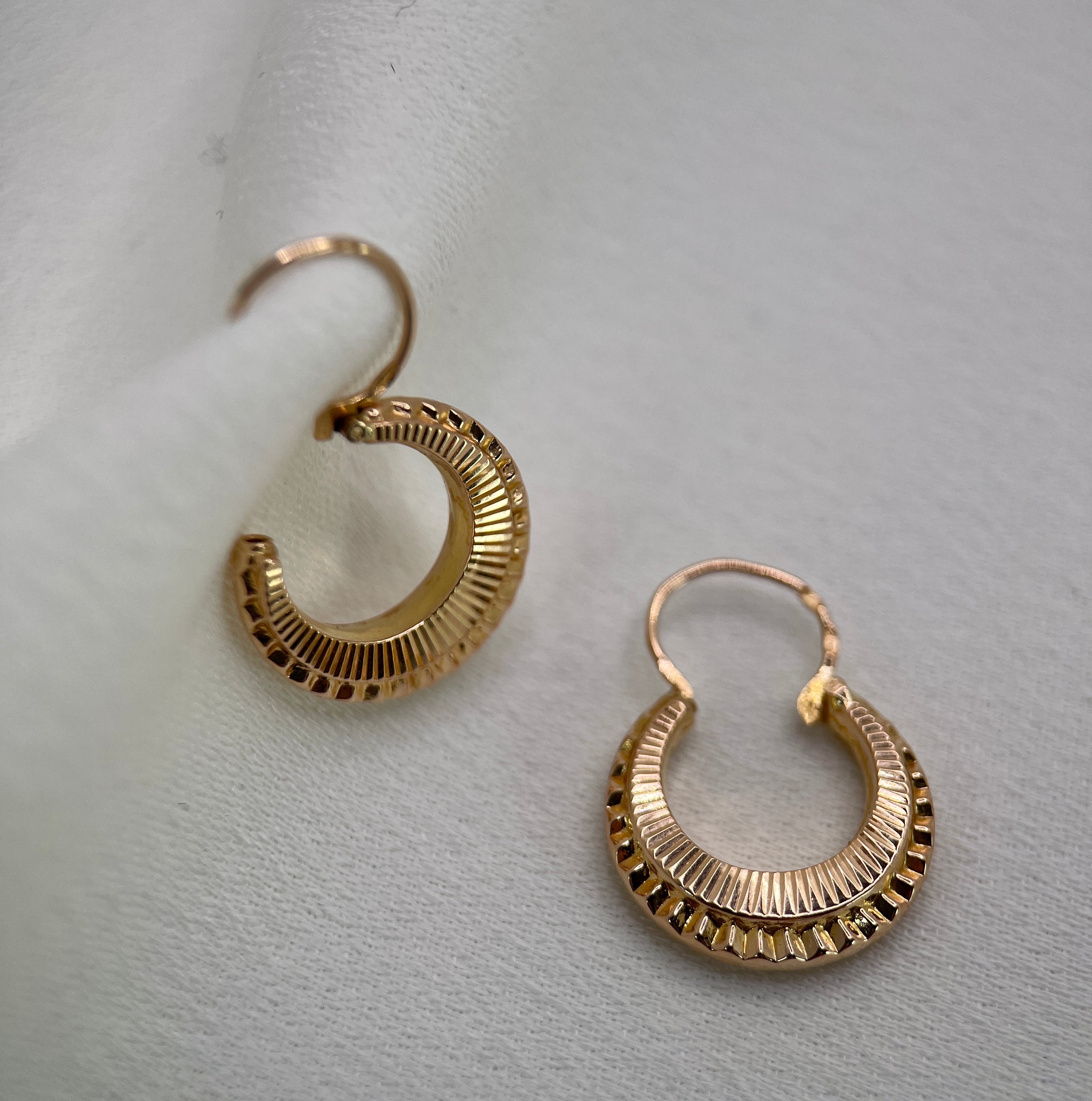 Paire de Boucles d’Oreilles Créoles Vintage Godronnées en Or Jaune 18k