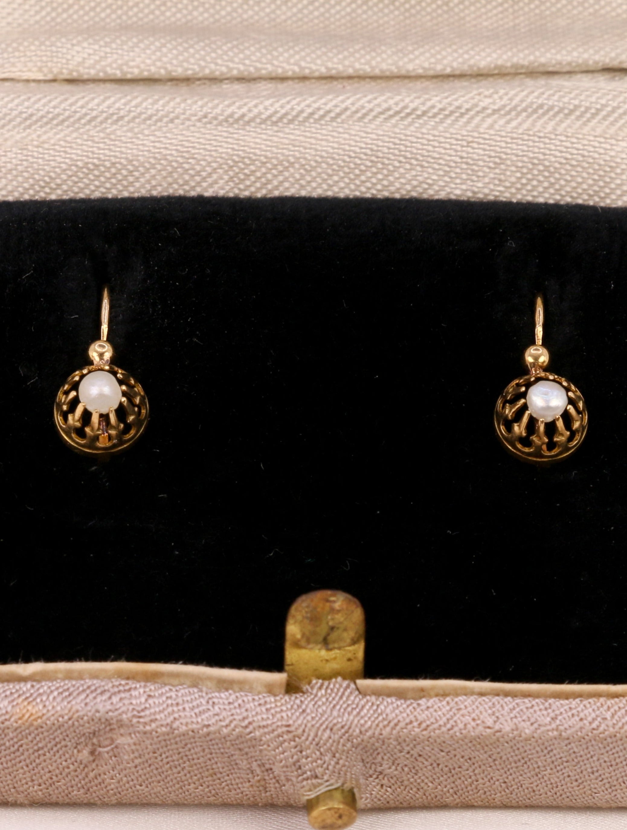 Lever earrings in gold and fine pearls