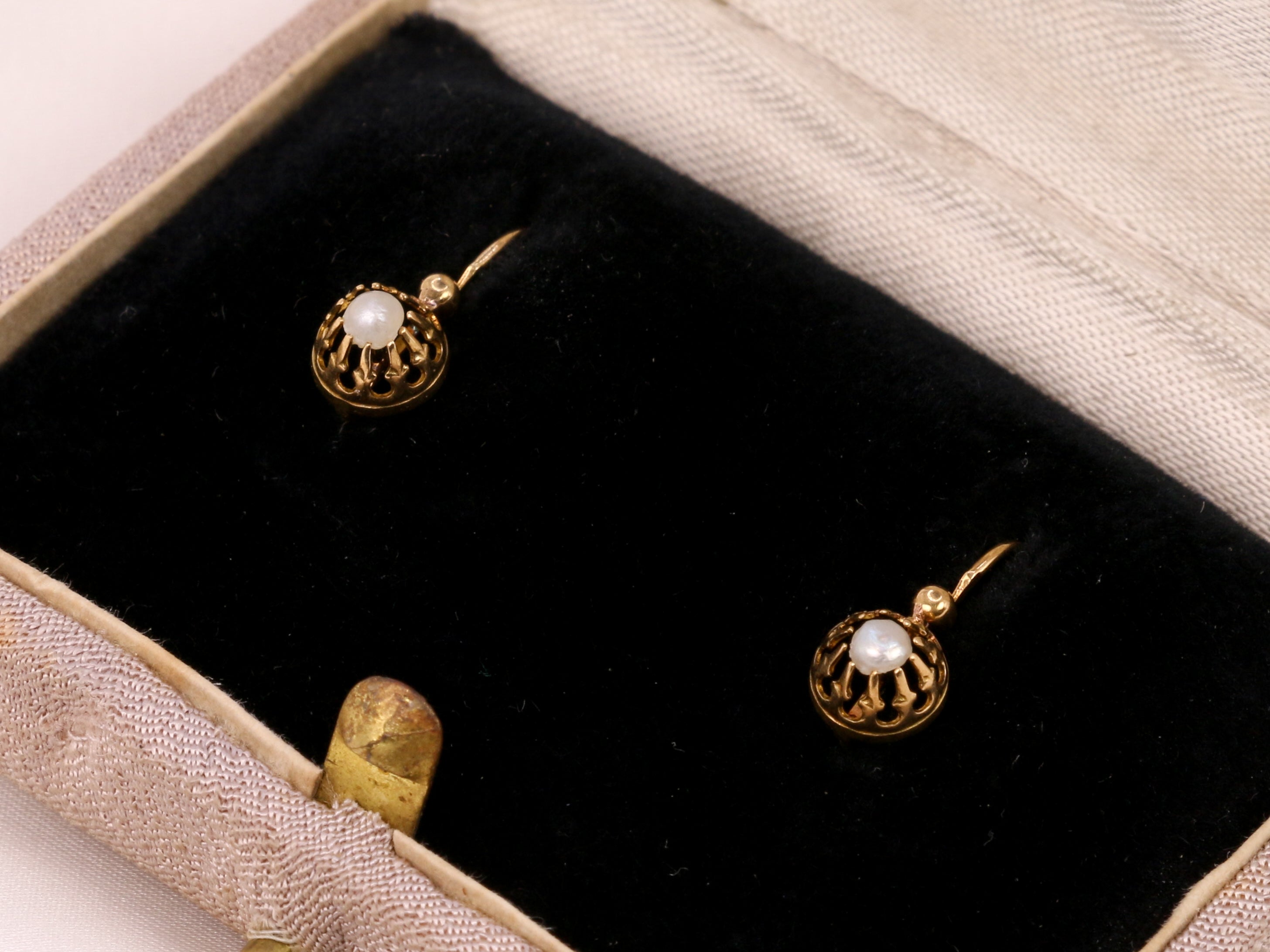 Lever earrings in gold and fine pearls
