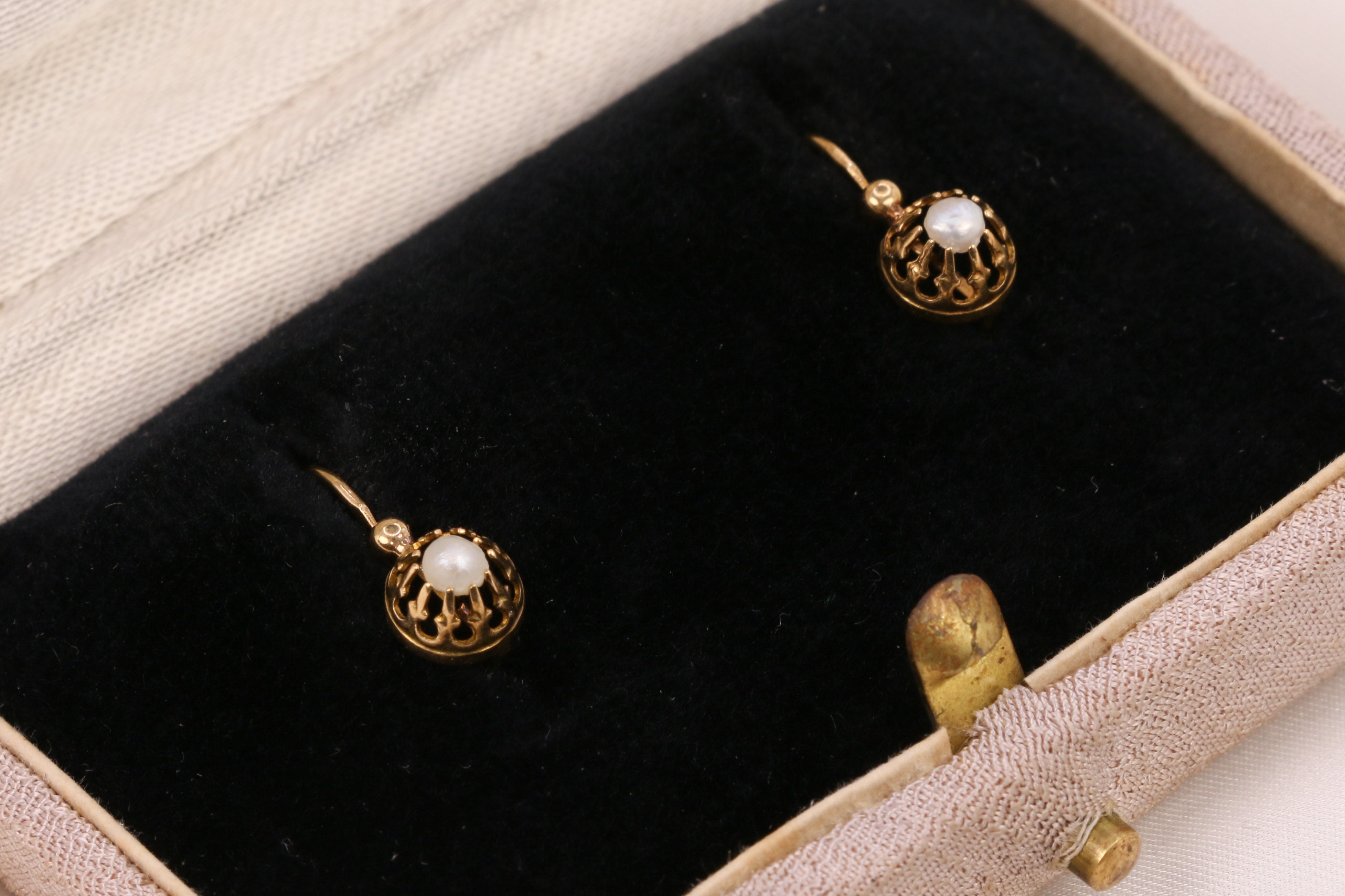 Lever earrings in gold and fine pearls