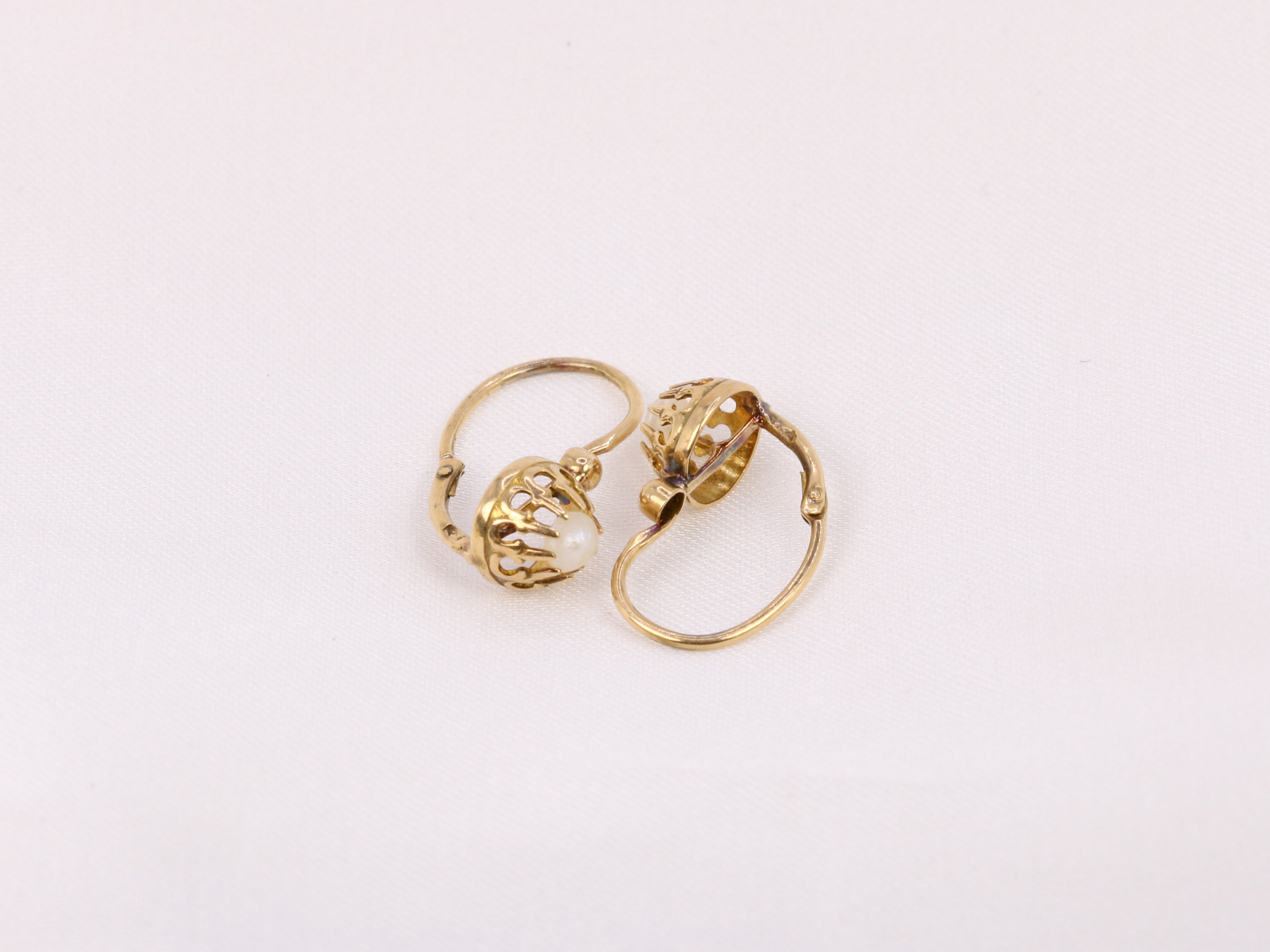 Lever earrings in gold and fine pearls