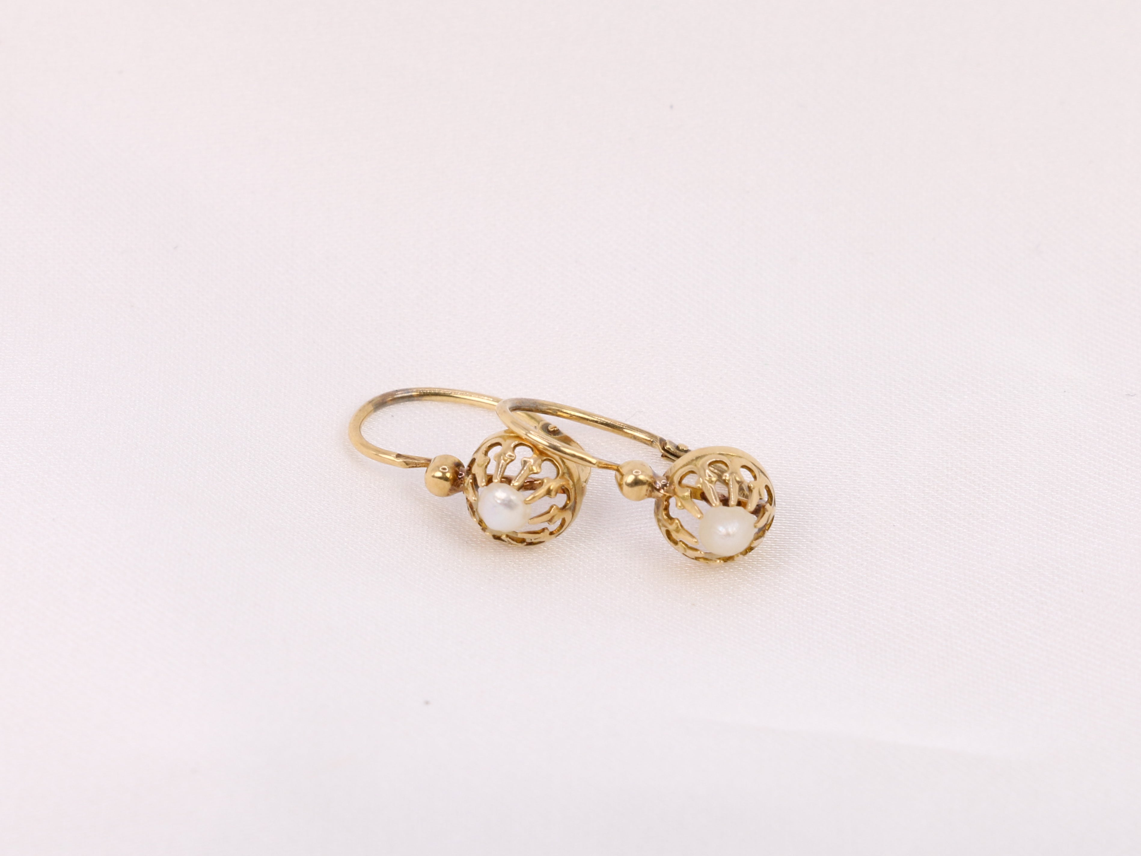 Lever earrings in gold and fine pearls