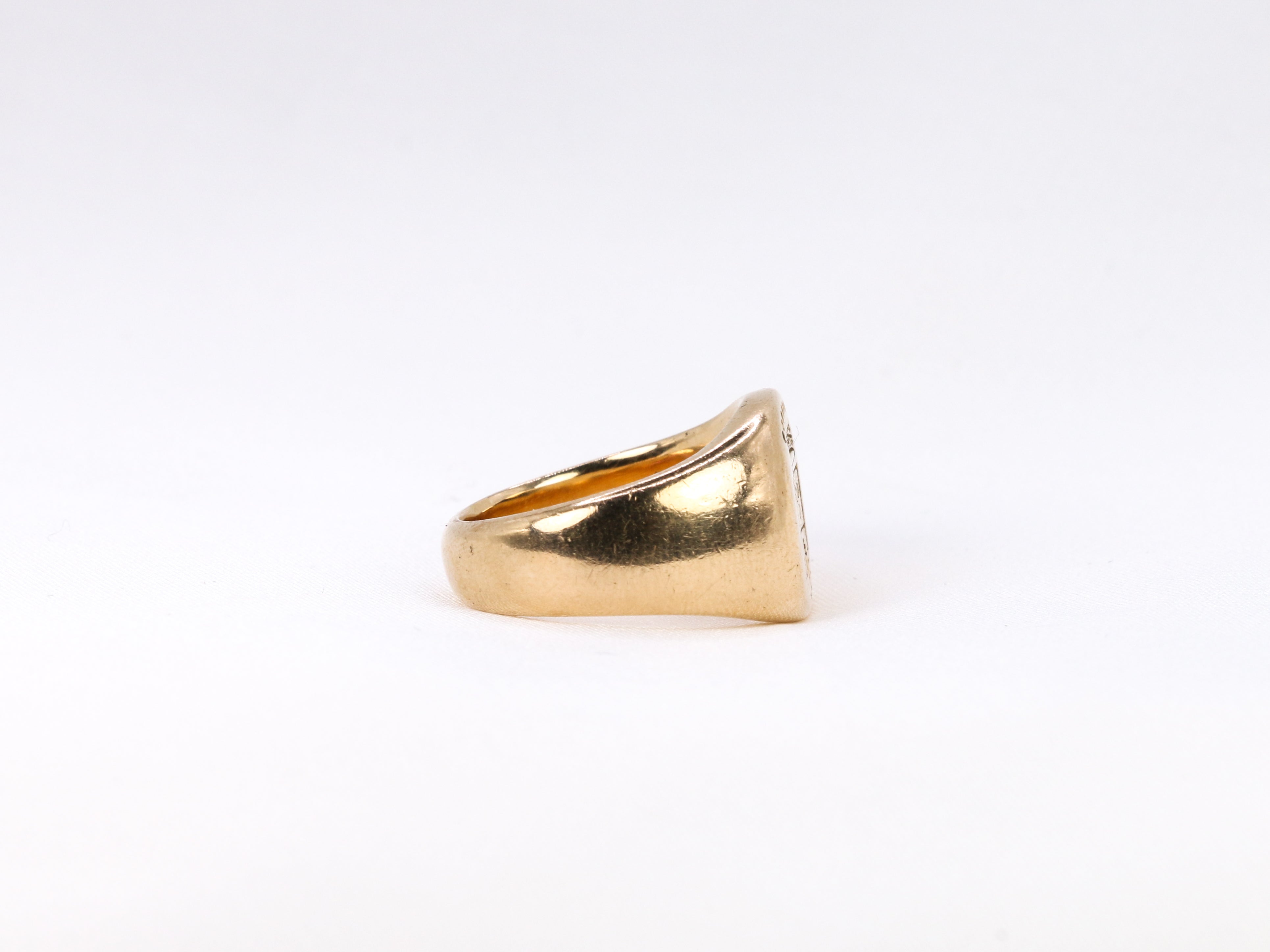 Bague chevalière ancienne en or et gravée aux armes du marquis d’Antin