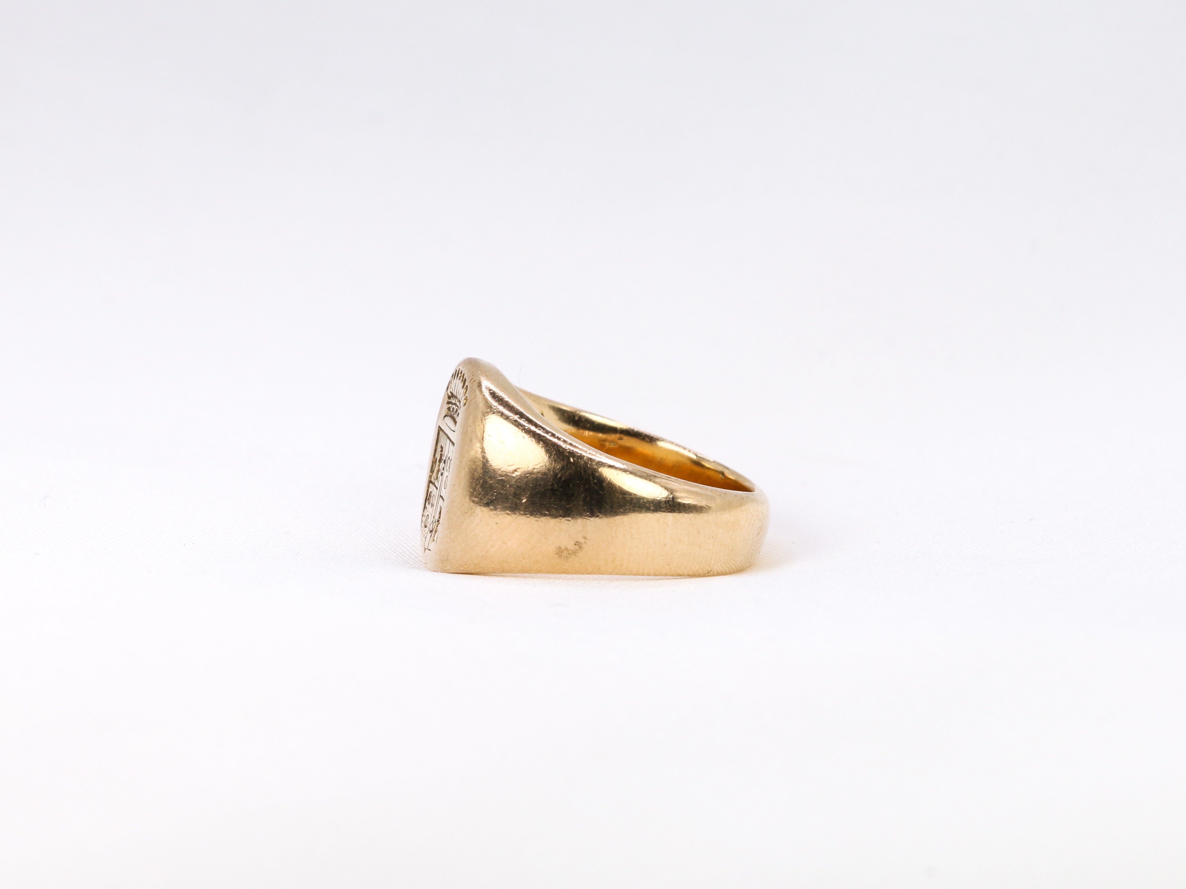 Bague chevalière ancienne en or et gravée aux armes du marquis d’Antin
