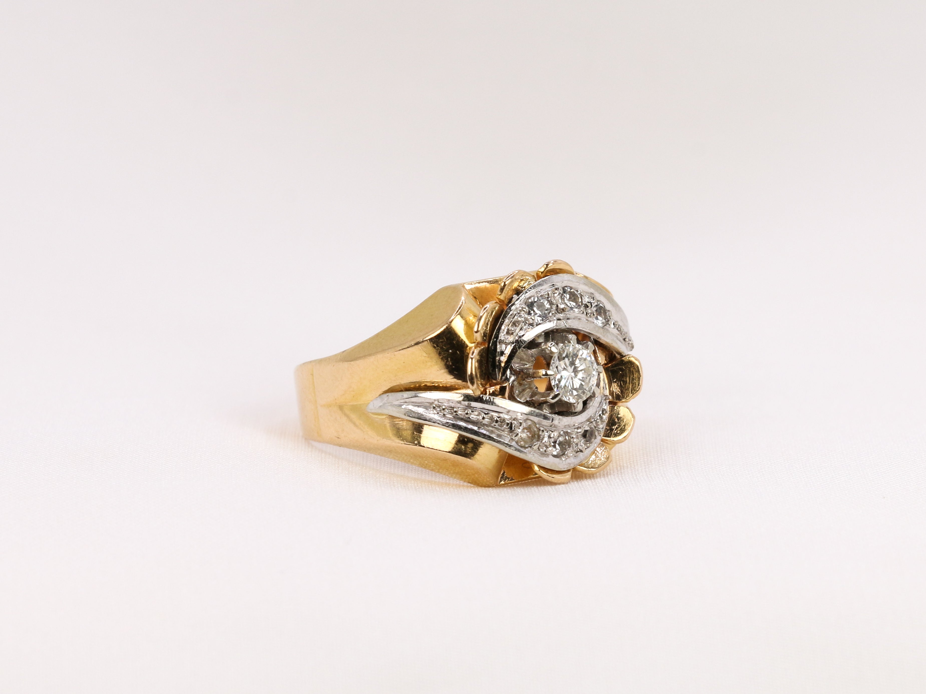 Art Deco Tank ring in gold and diamonds