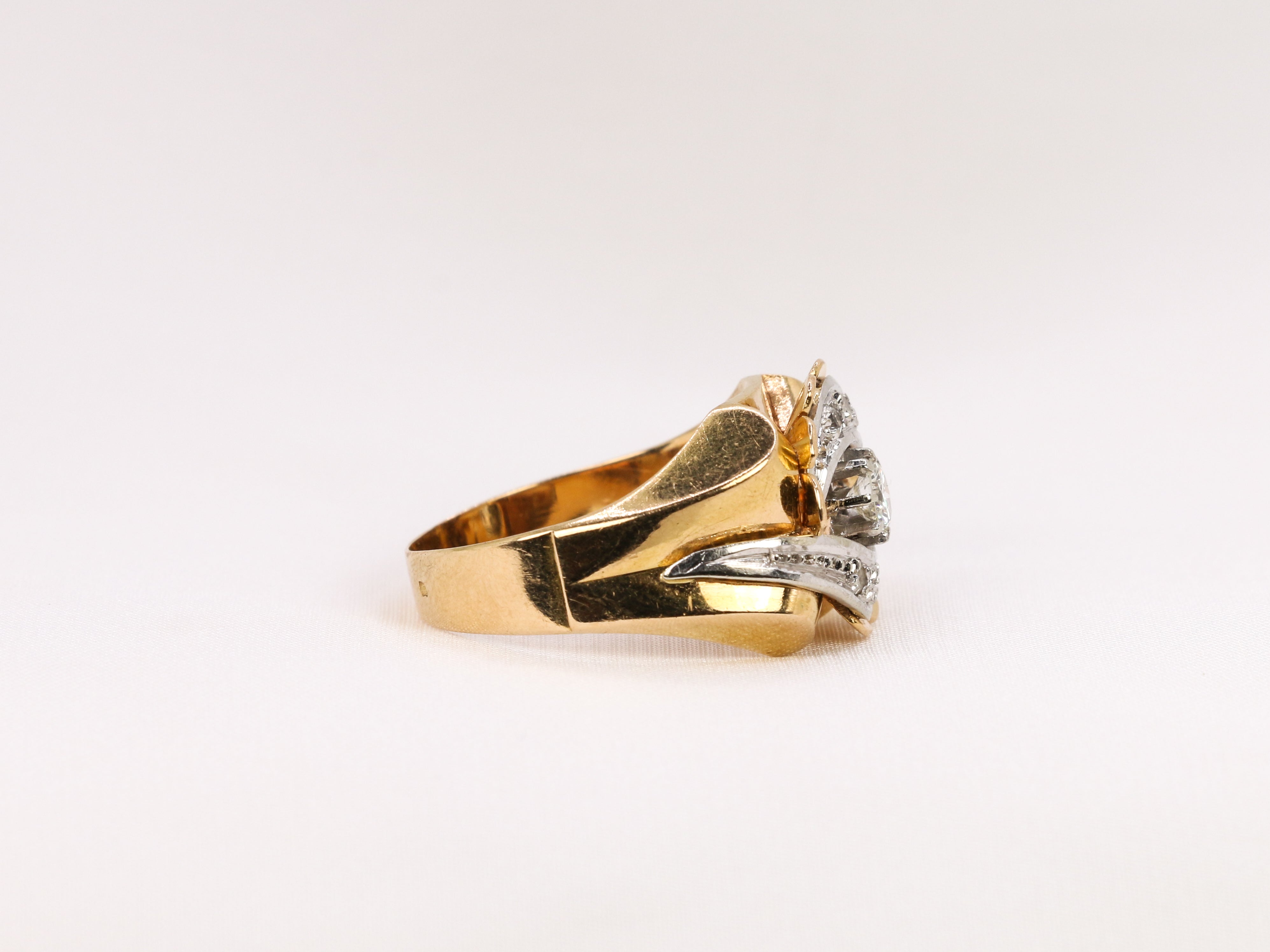 Art Deco Tank ring in gold and diamonds