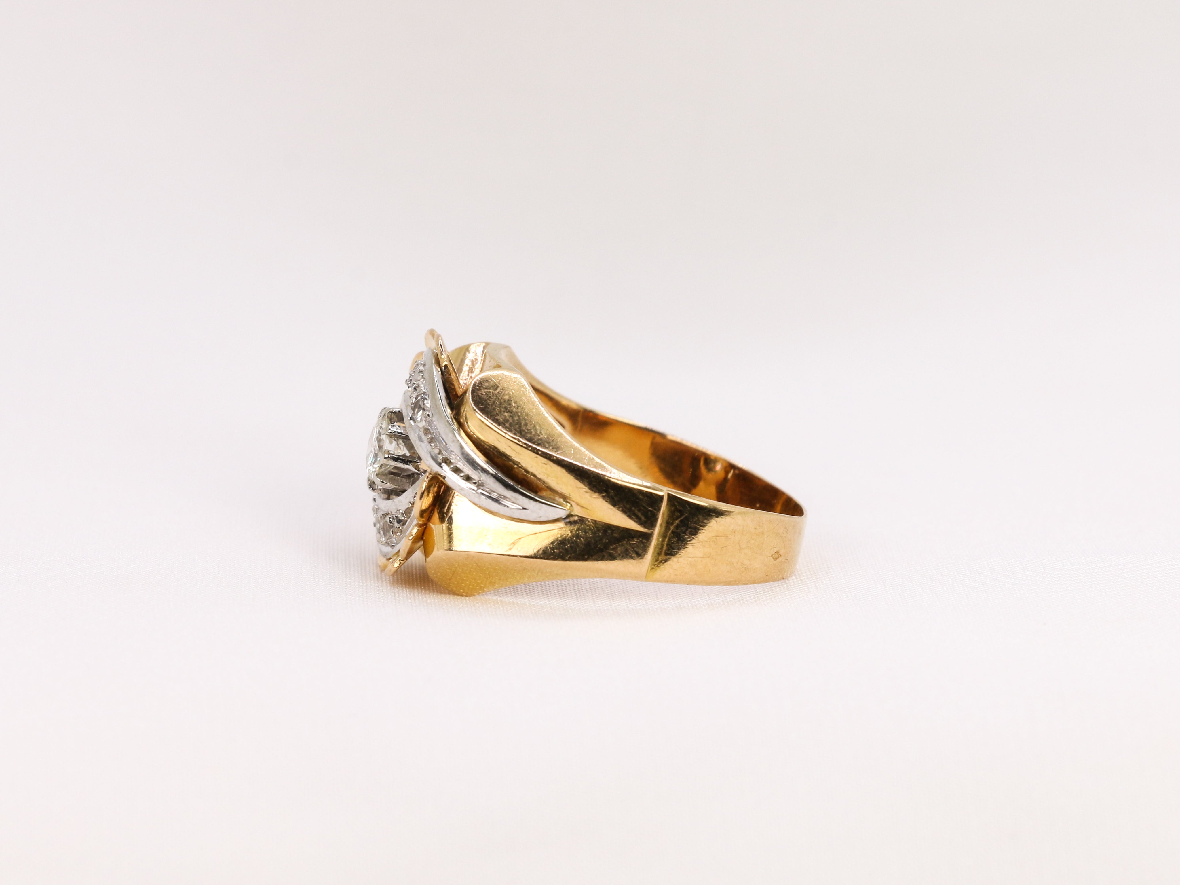 Art Deco Tank ring in gold and diamonds