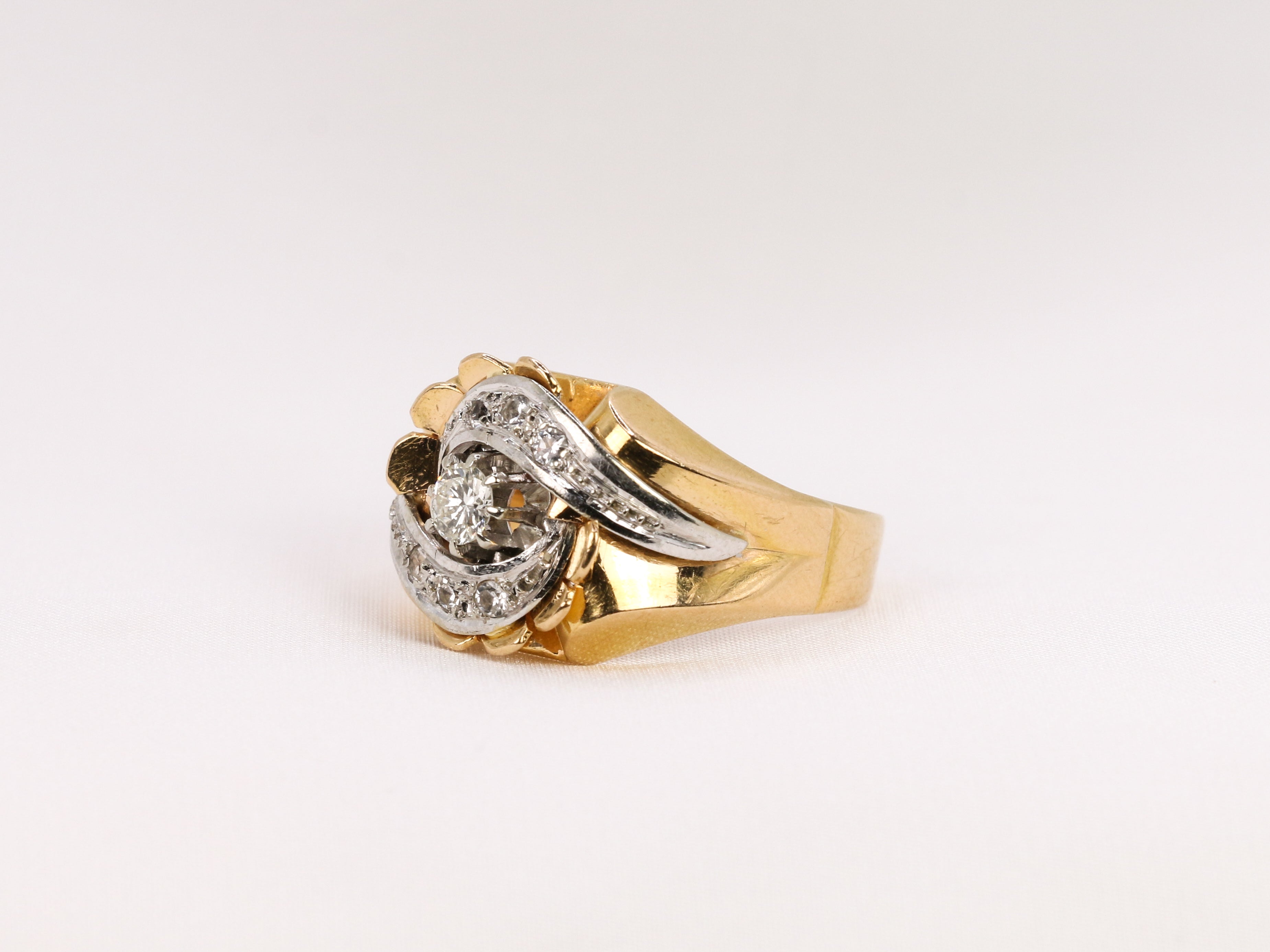 Art Deco Tank ring in gold and diamonds