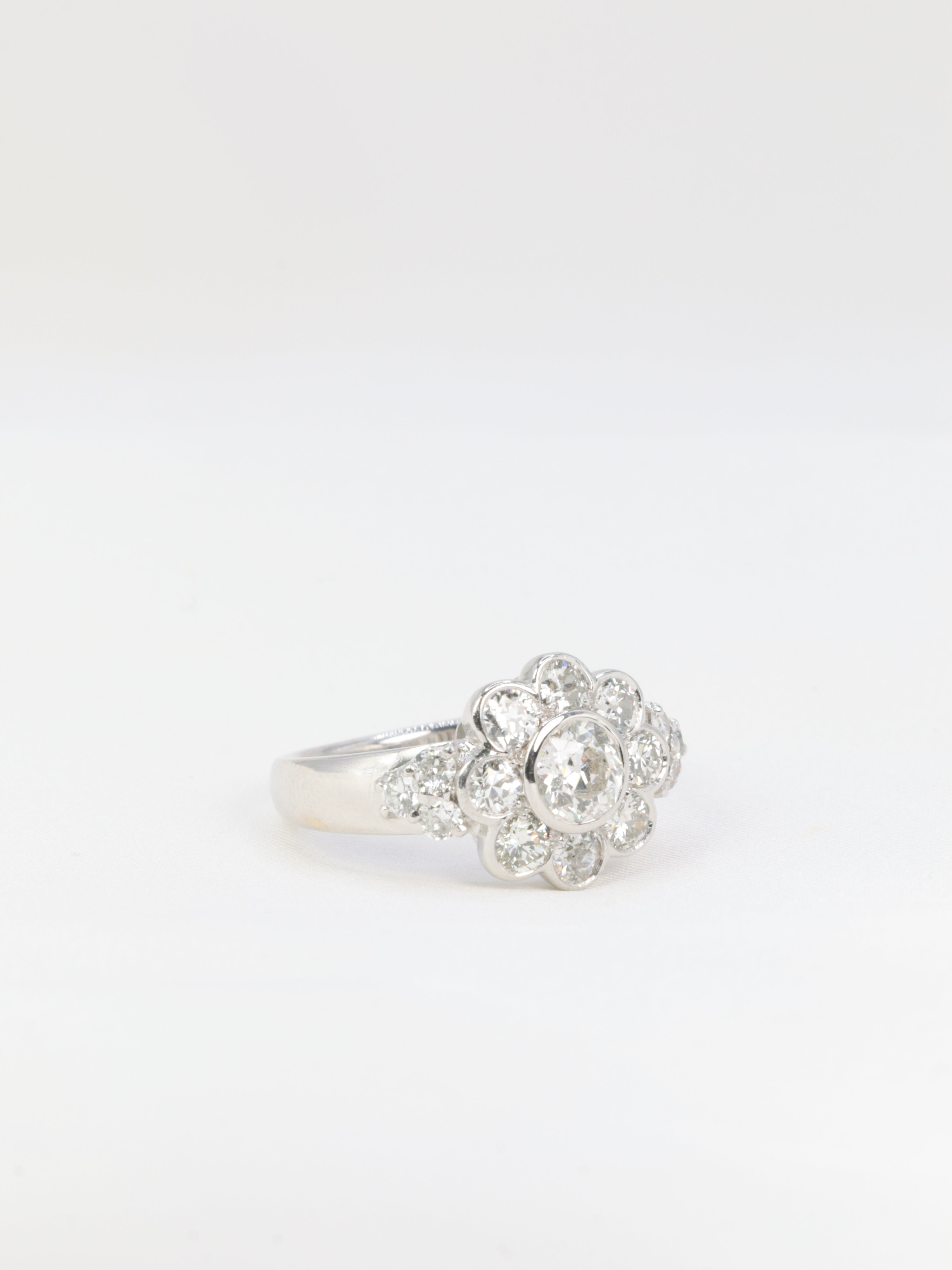Vintage daisy ring in white gold and old cut diamonds