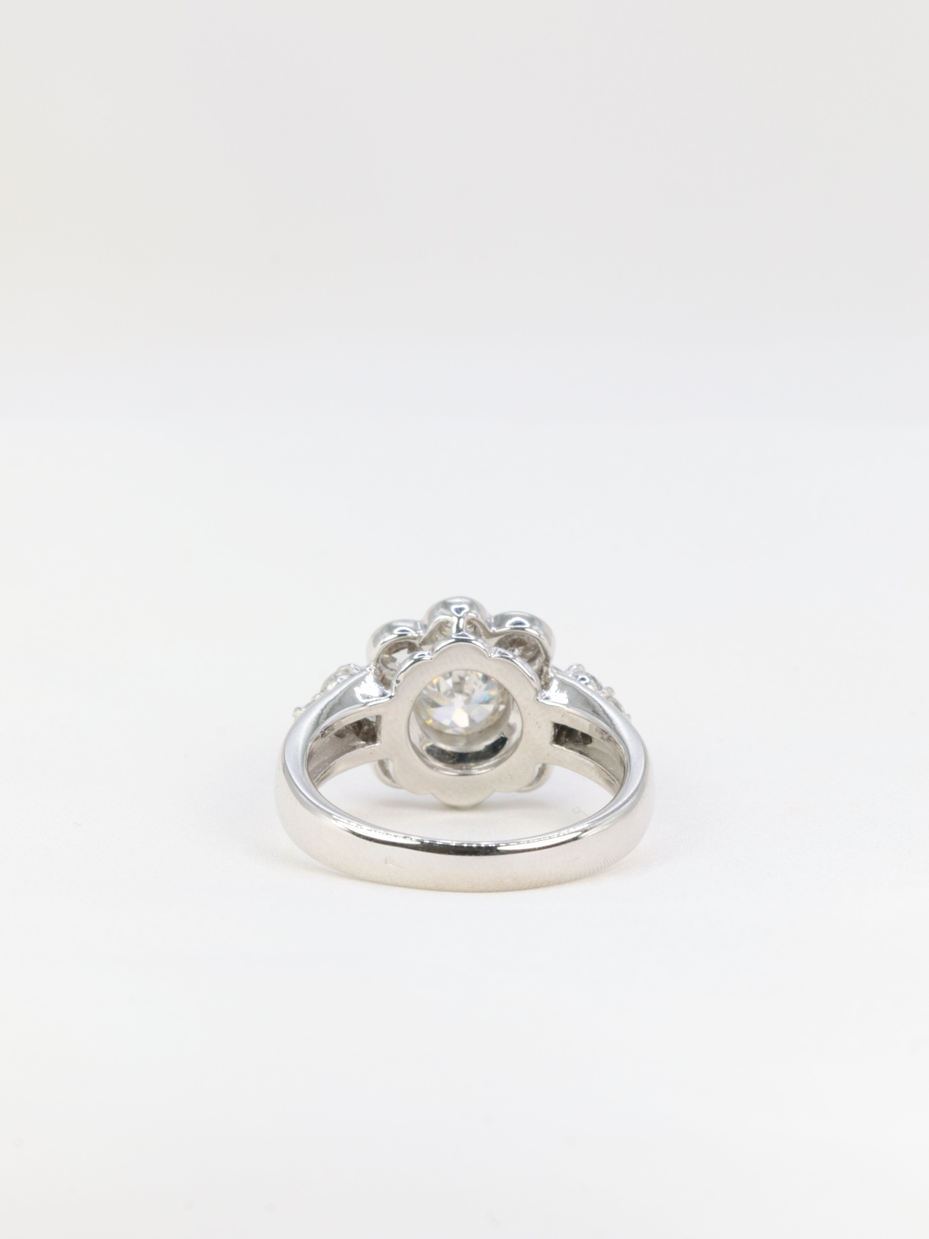 Vintage daisy ring in white gold and old cut diamonds