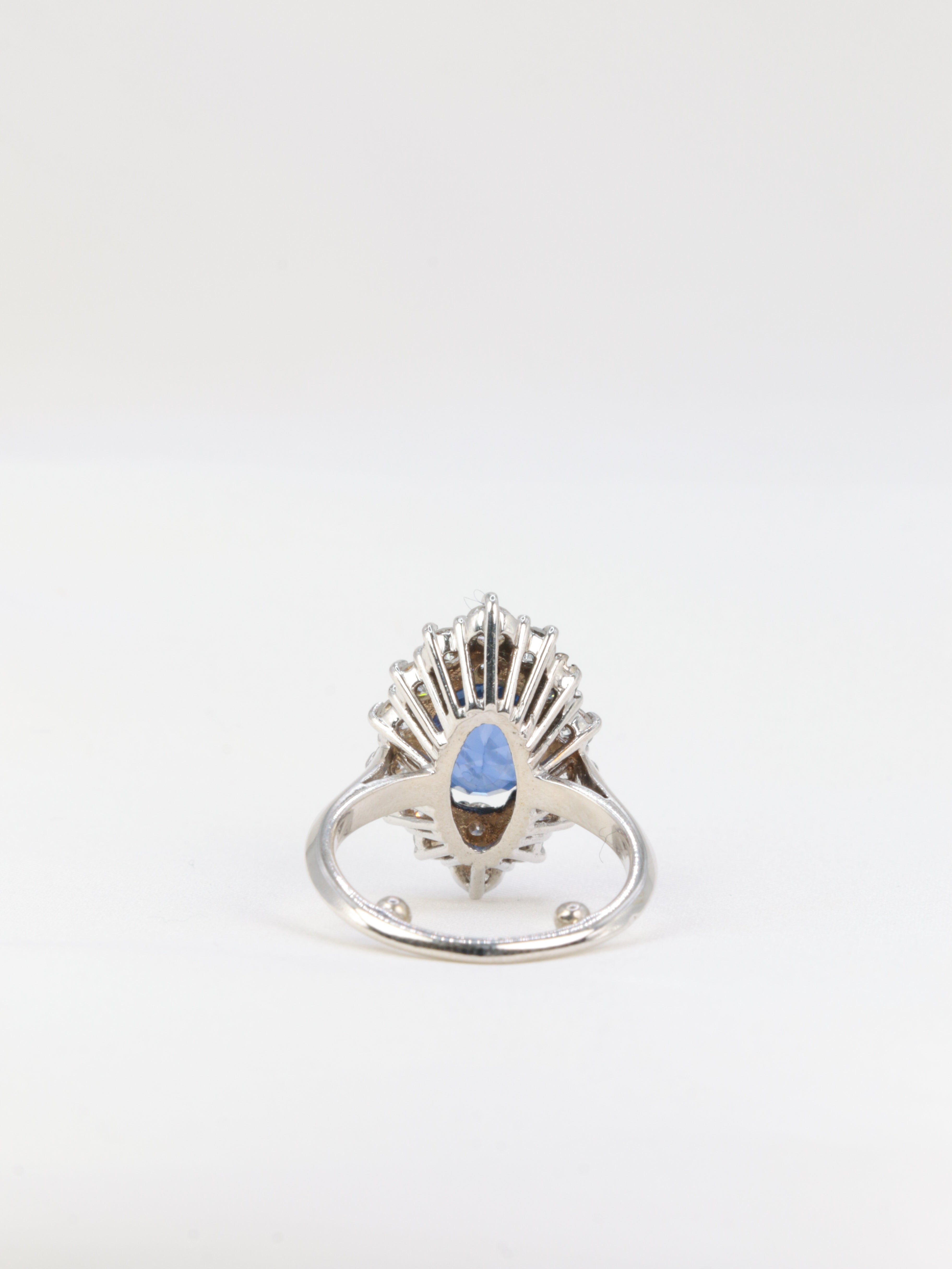 Bague vintage marquise en or blanc 18k saphirs et diamants