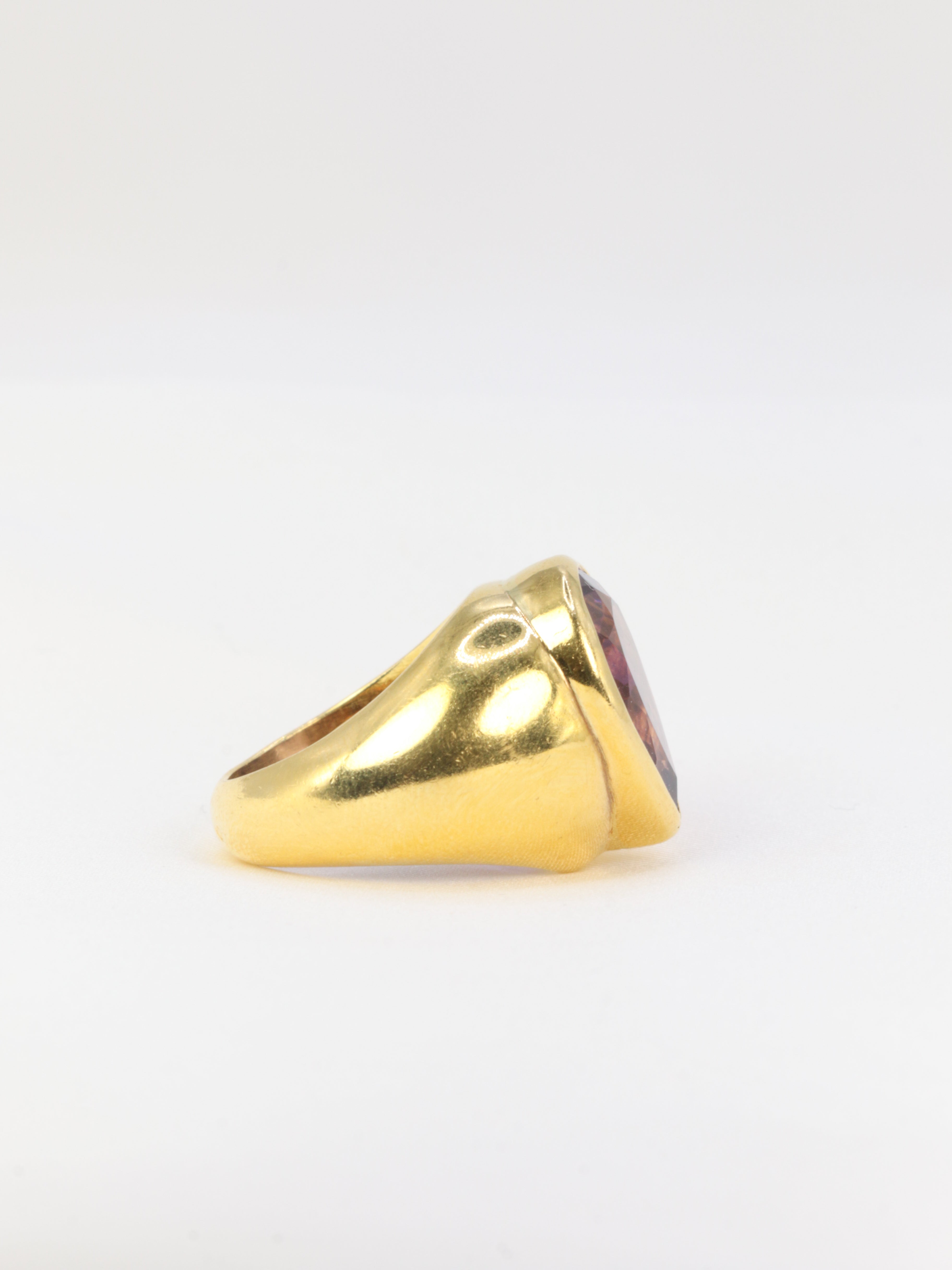 Bague cocktail vintage en or jaune et améthyste poire