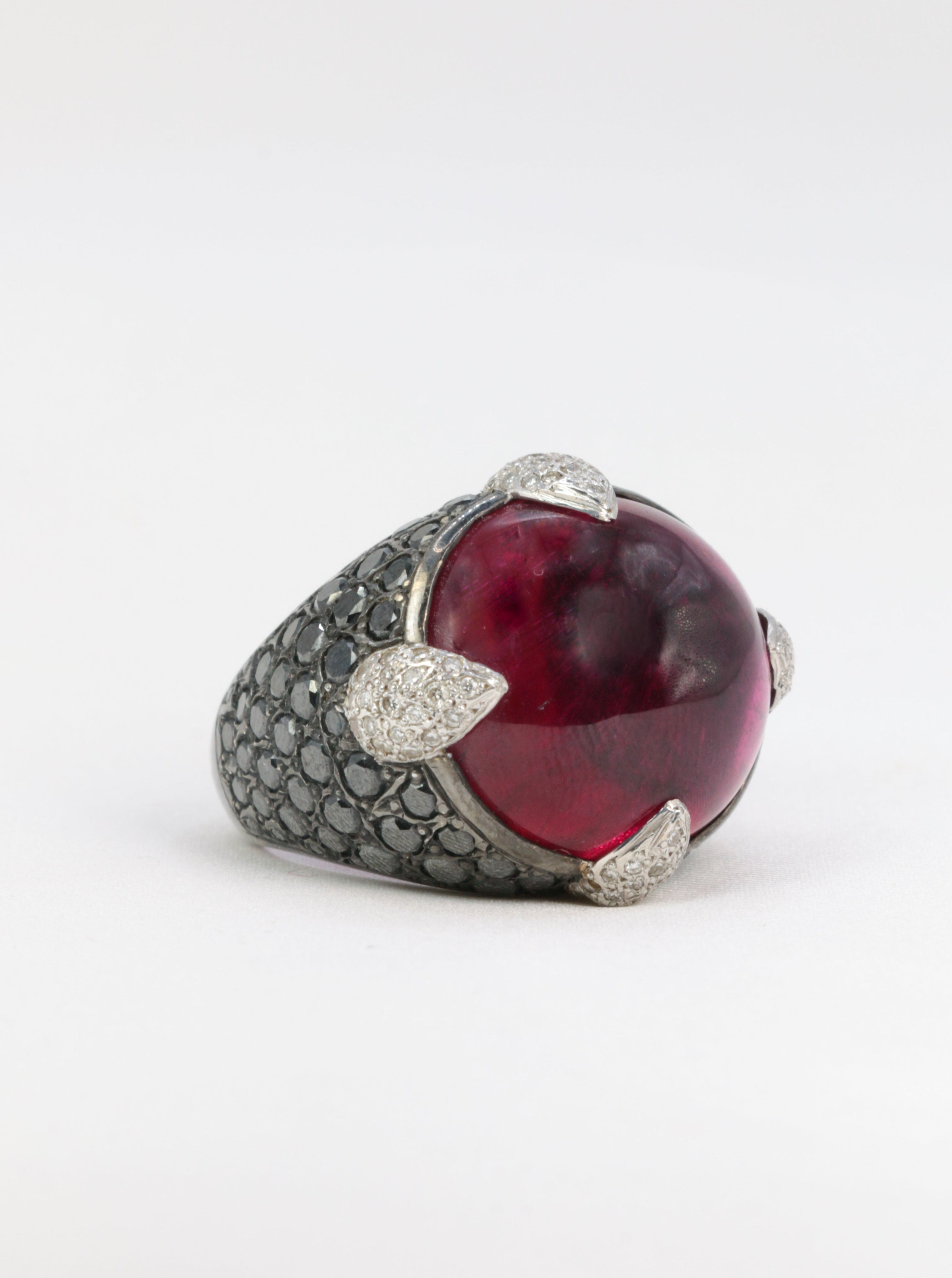 Bague boule vintage en or noir, tourmaline rose et diamants noirs et blancs